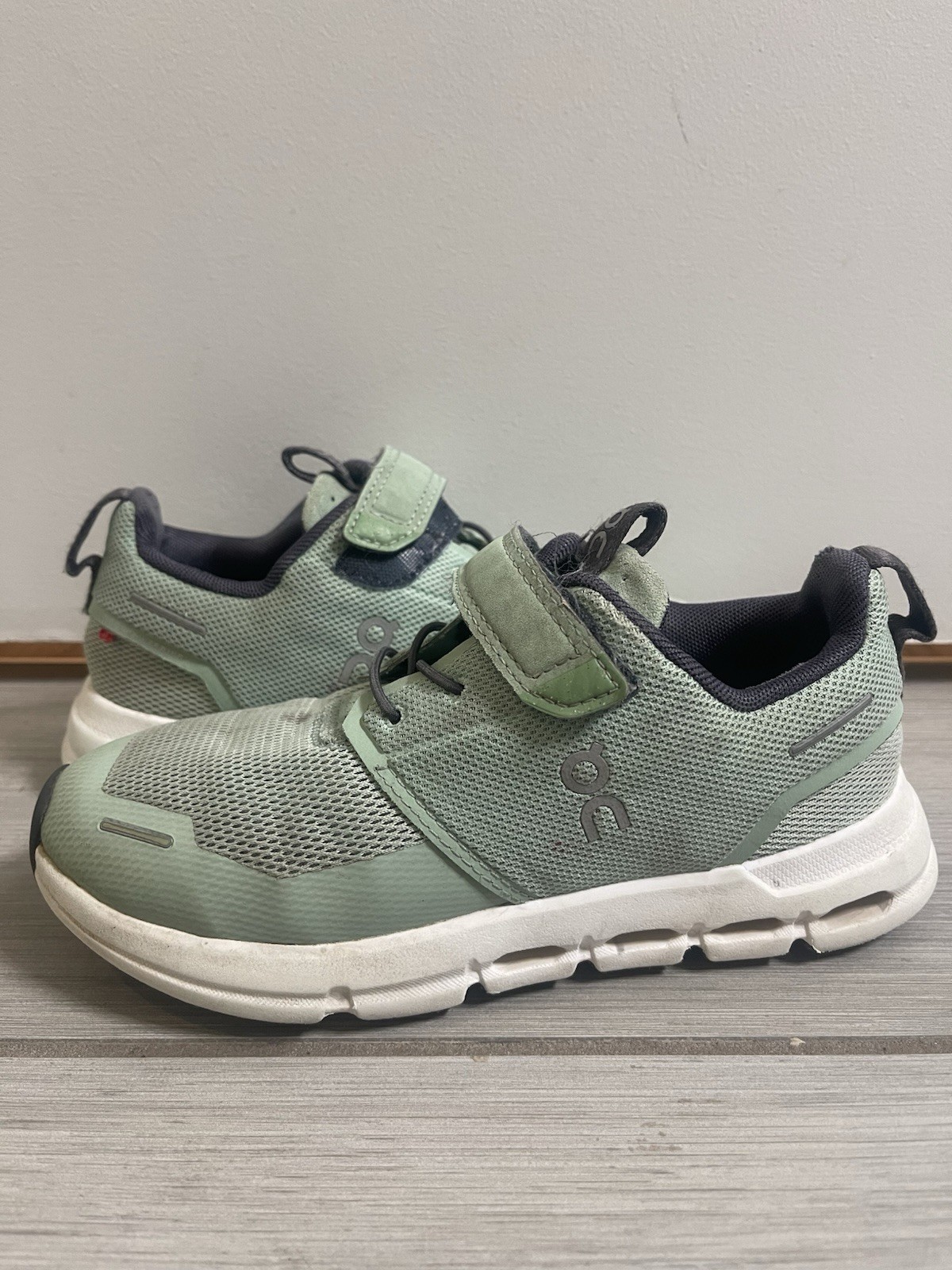 On Cloud Play Shoes Mint Green Gray White Running Hook Loop Kids Youth Size 1 K