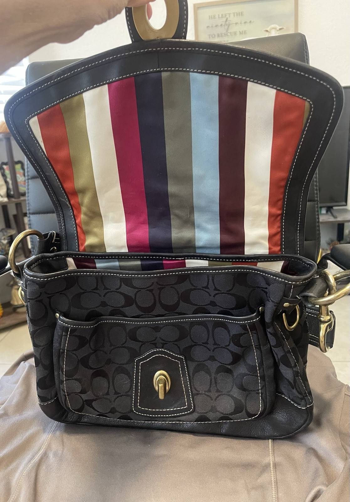 Coach Black Logo Shoulder Bag Turn Lock Zip Gold Hardware Lined Inner Pockets