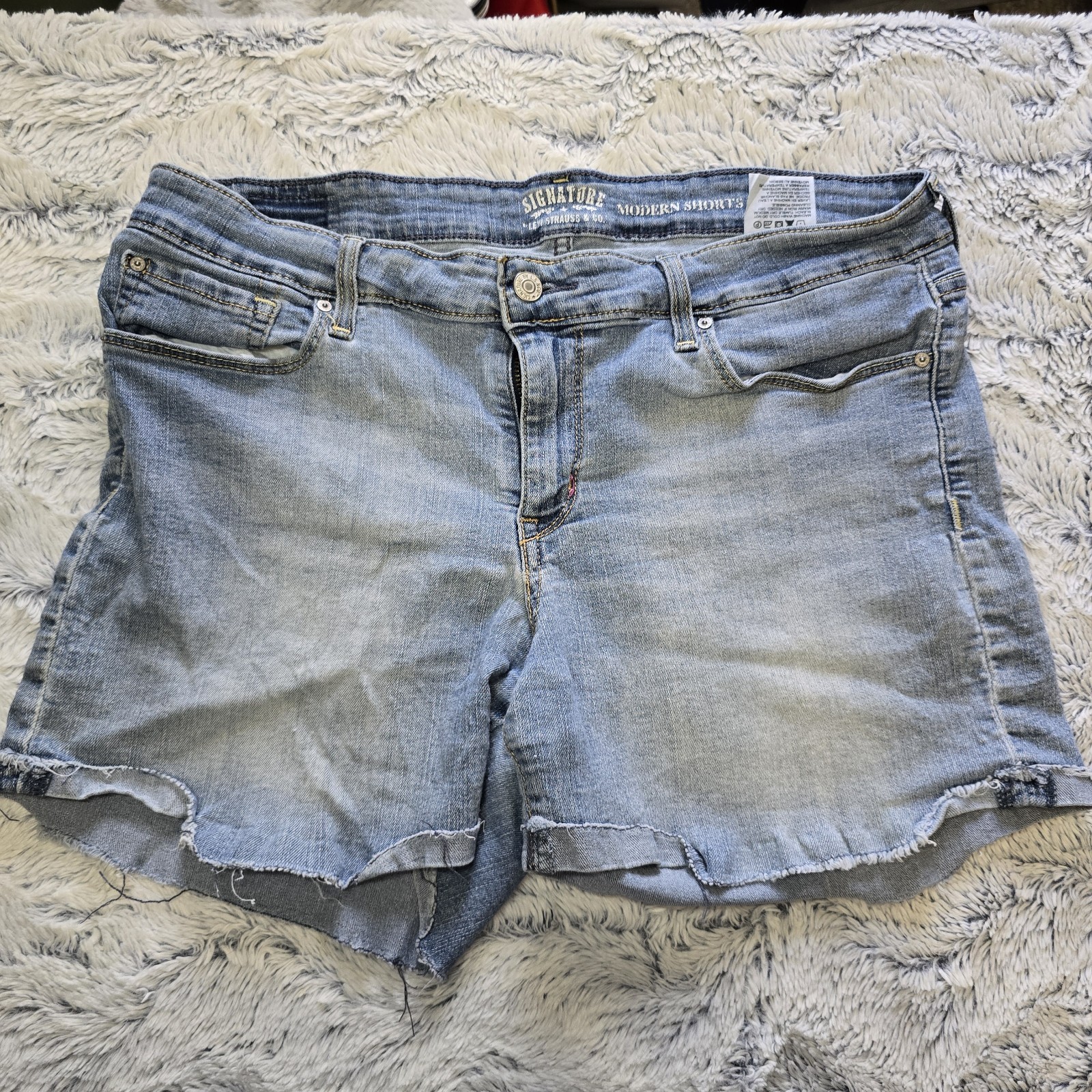 Signature by Levi Strauss Women’s Modern Cut Off Light Wash Shorts 14 32″ 4″