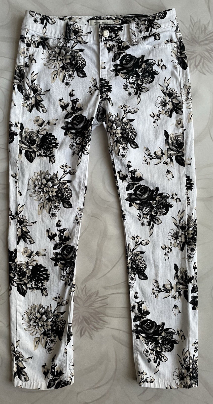 White House Black Market Blanc Ankle Jeans sz 00 White Black Floral 28.5 x 26.5