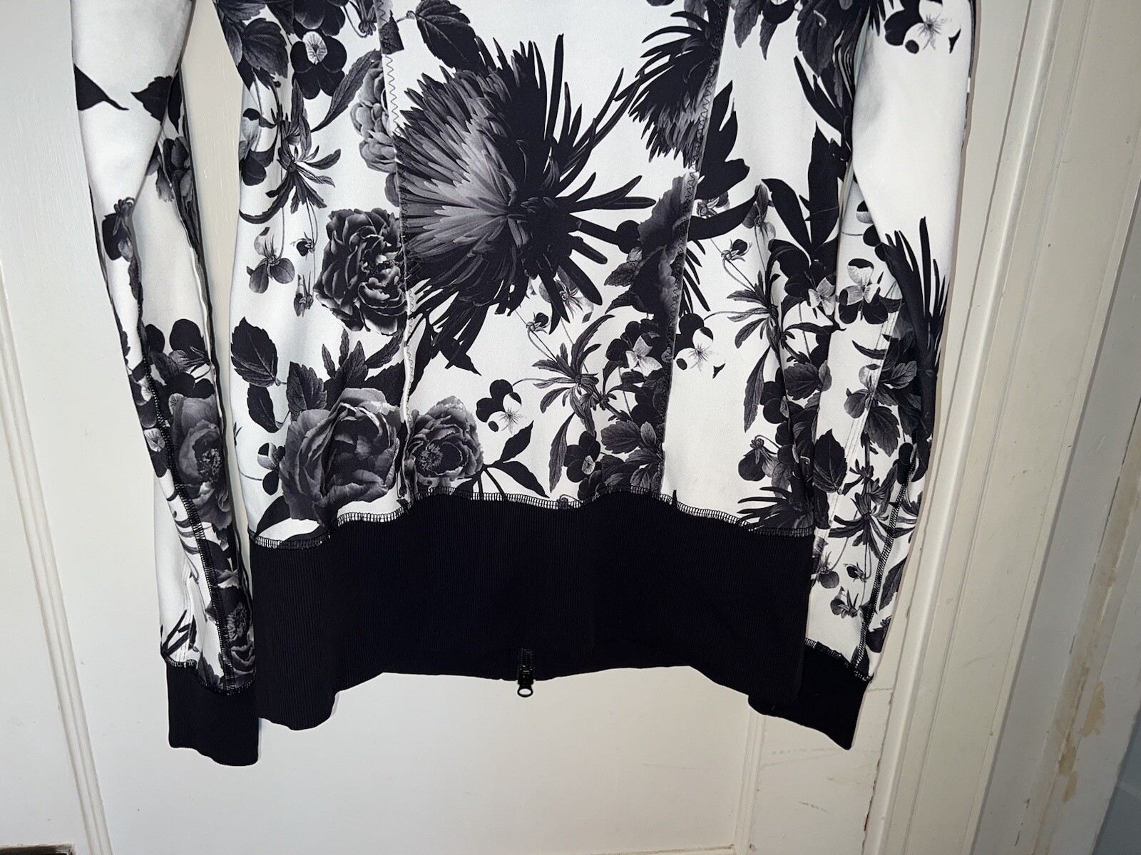 Lululemon asana jacket black white brisk blooms print size 8. d546