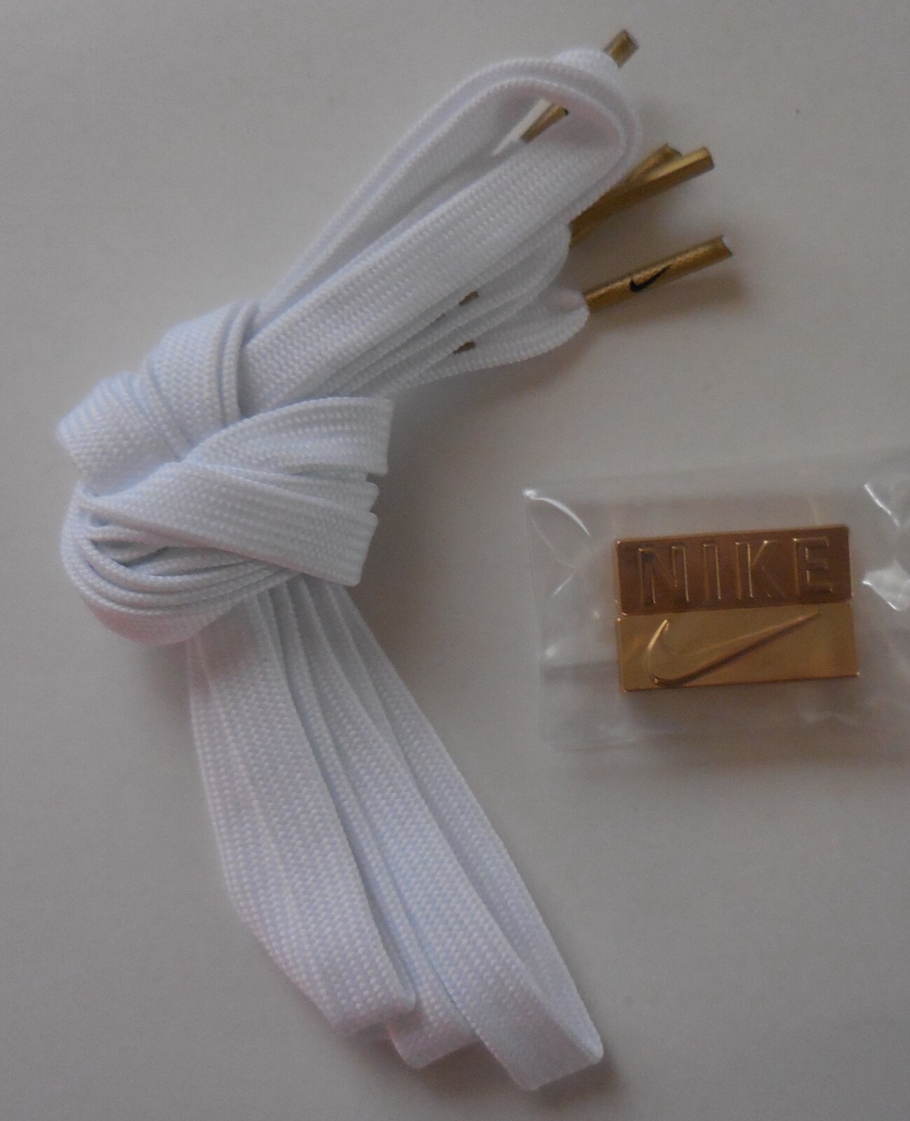 Nike NSW Worldwide Flat Laces 45″ inches & Shoelace Buckle Pack Met Gold/White