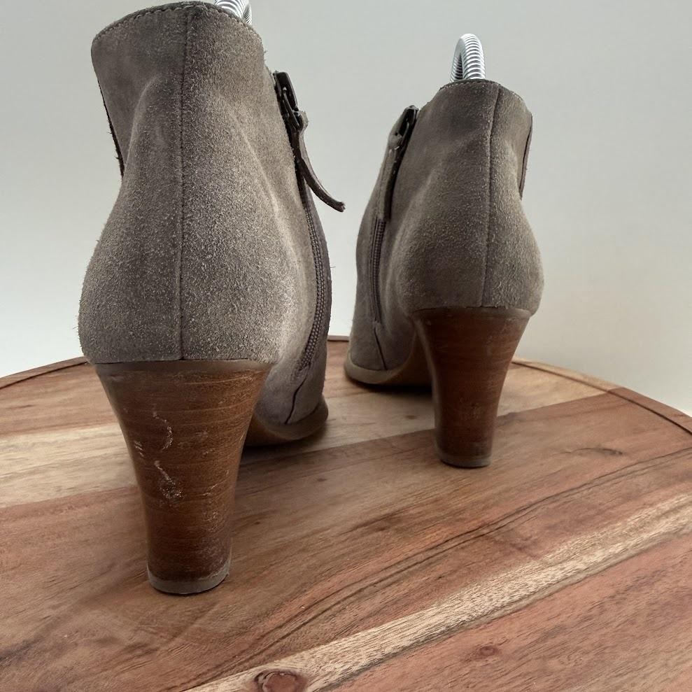 Susina Boots Womens Size 7W Gray Suede Ankle Booties Side Zip Stacked Heel Wide