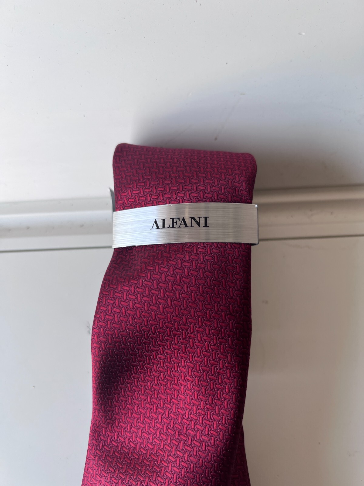 $69 New Alfani Men’s Edson Mini-Link Neck Tie Burgundy Size One