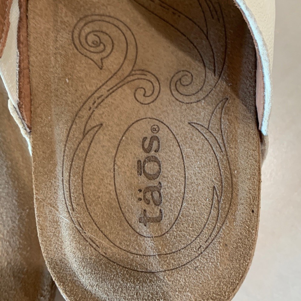 Taos Cream Silvery Gray Sandals Size 7-7.5 Comfort Wedge Shoes