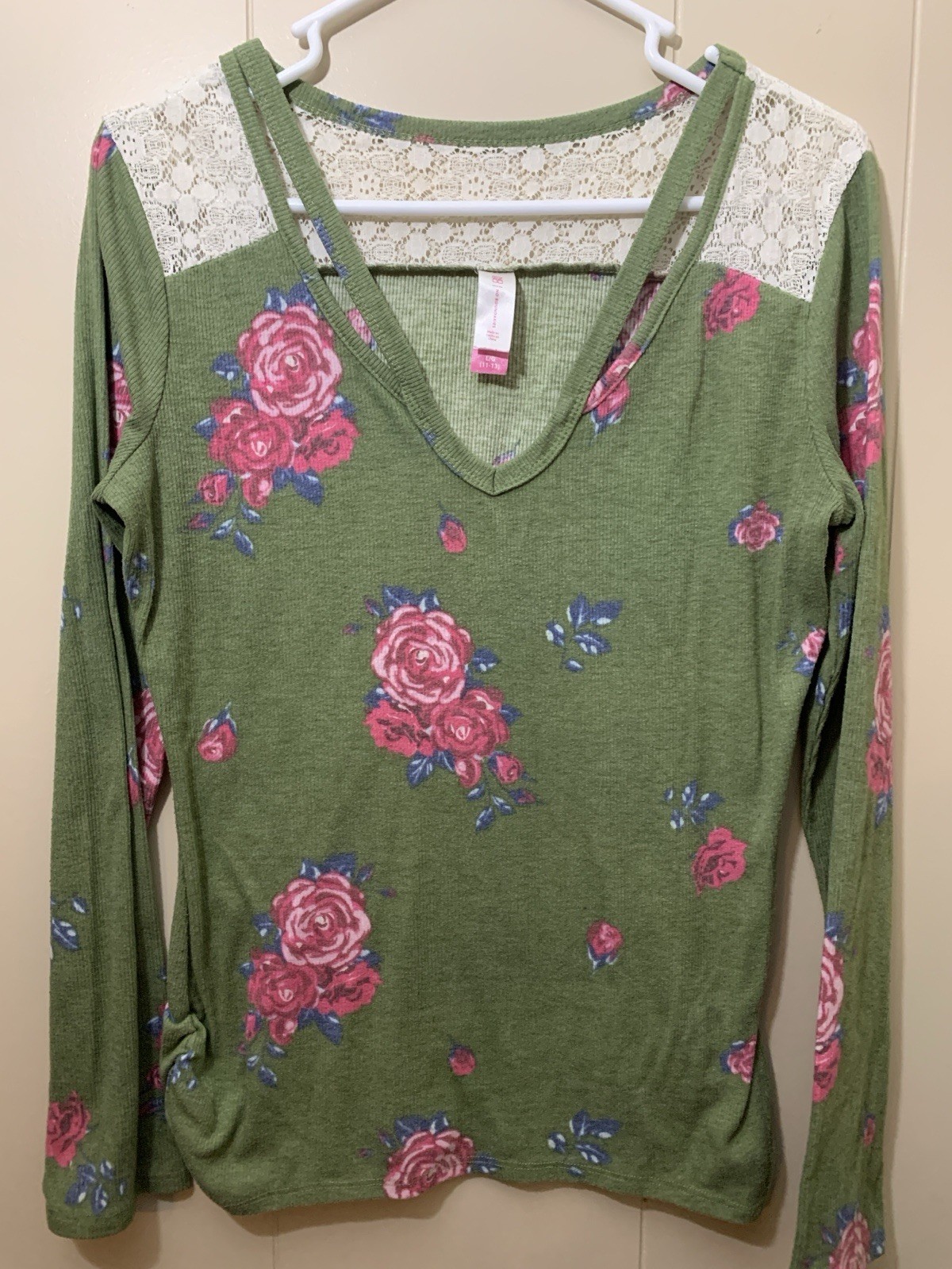 No Boundaries Green Floral Lace Yoke V-Neck Long Sleeve Top Women’s L/G 11-13