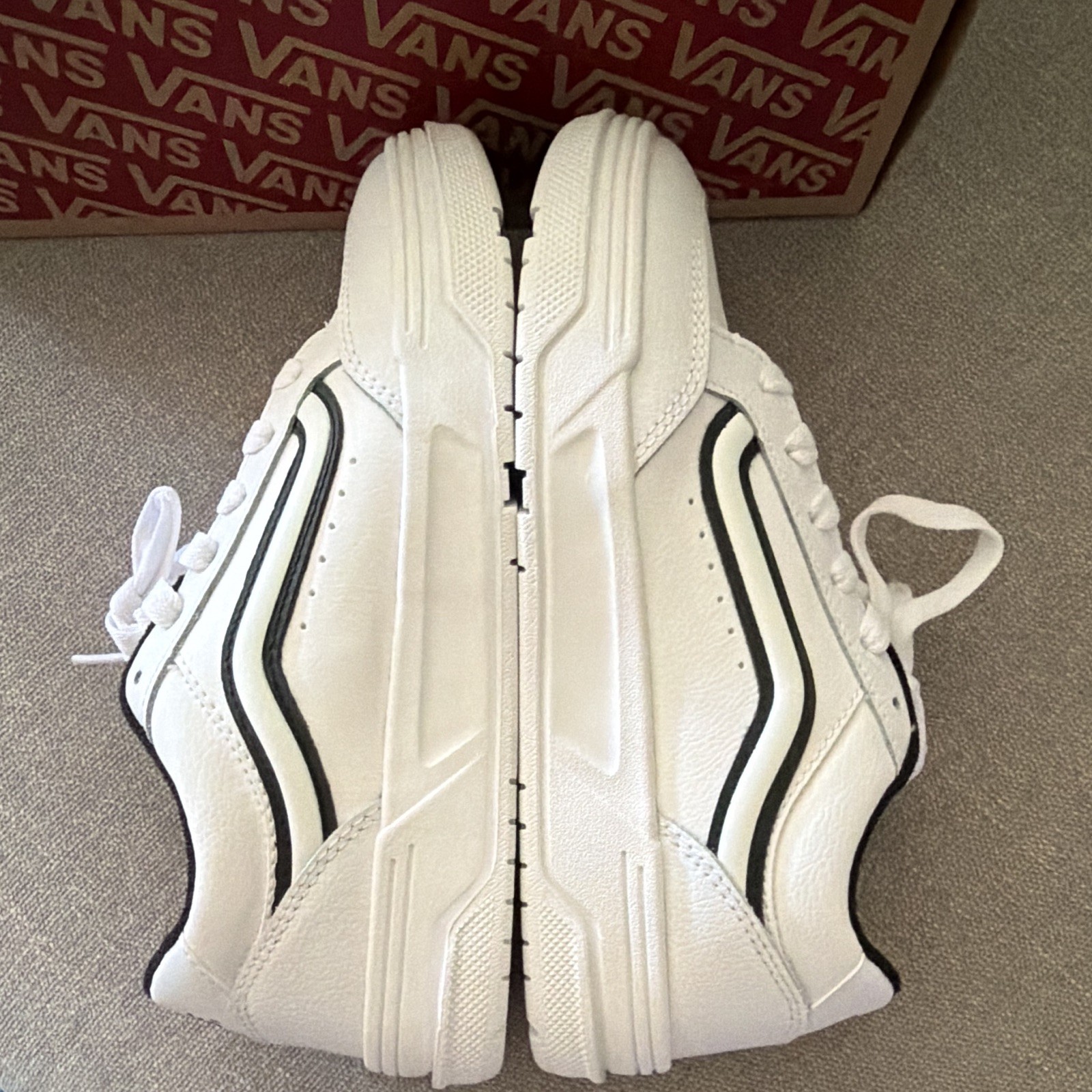 VANS Big Kids Hylane Shoe size 6 chunky white and black skate
