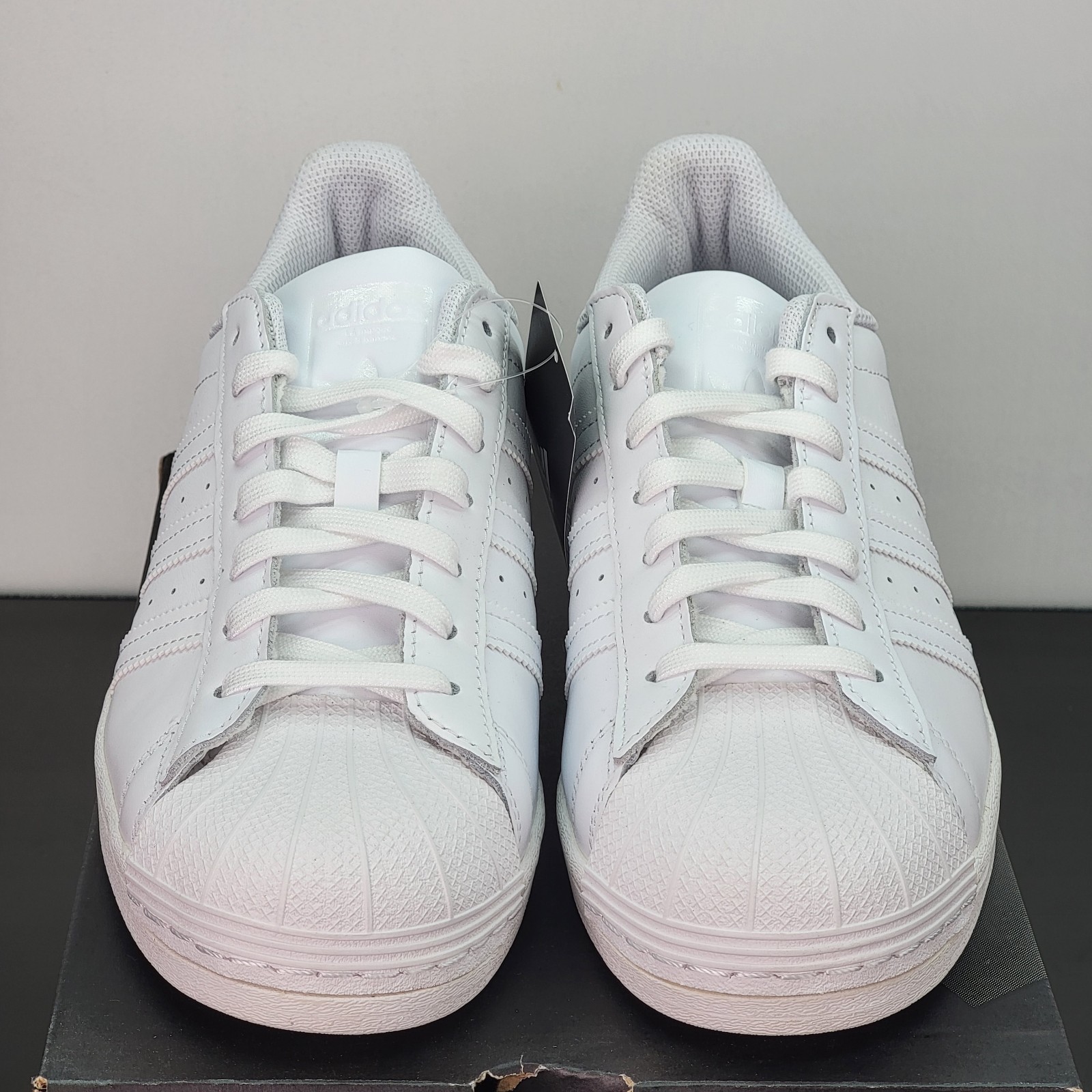 Adidas Superstar Men’s Size 9 Athletic Running Shoes White Casual Sneakers