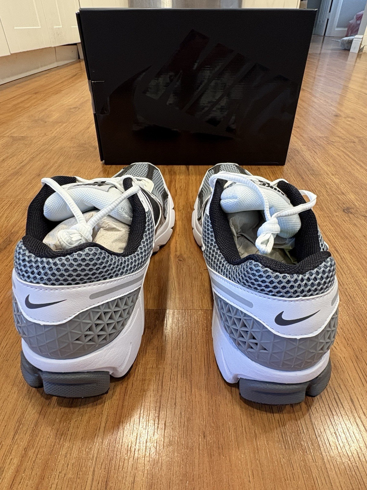 Nike Zoom Vomero 5 SE SP Men’s Size 11 Dark Grey/Black-White-Sail CI1694-001