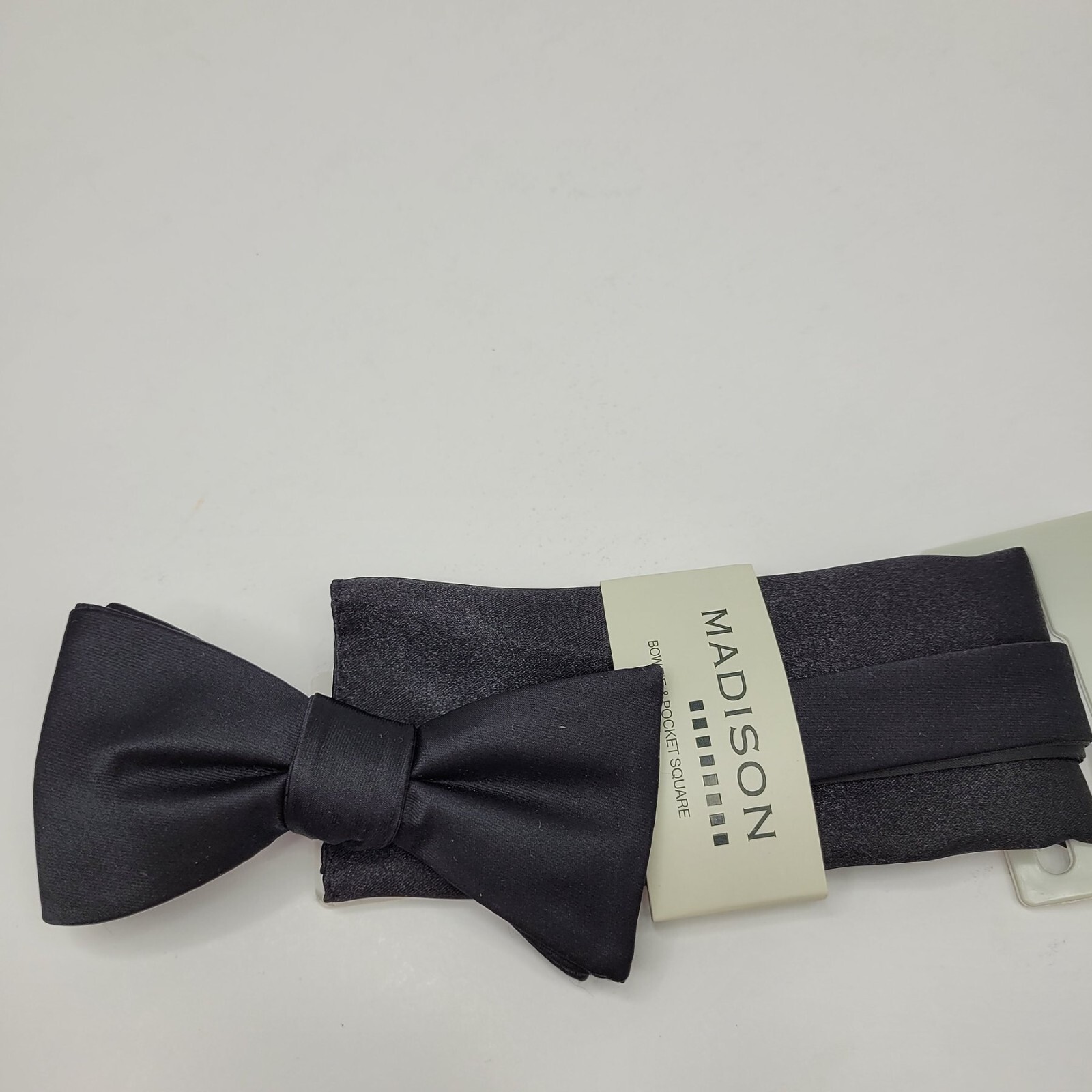Madison Men’s Pre-Tied Solid Black Bow-Tie w/ Pocket Square Black Regular 58 in