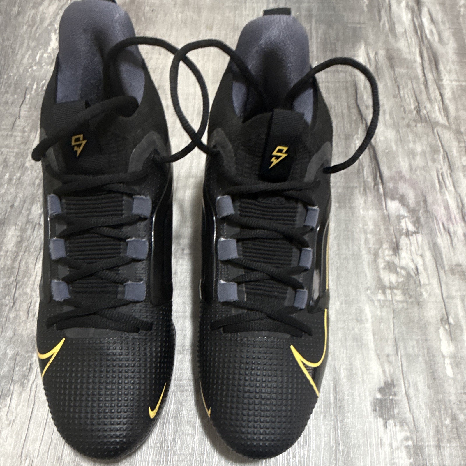 Nike Men’s Black/Yellow Low Top Lace-Up Athletic Sneaker, Solid Pattern
