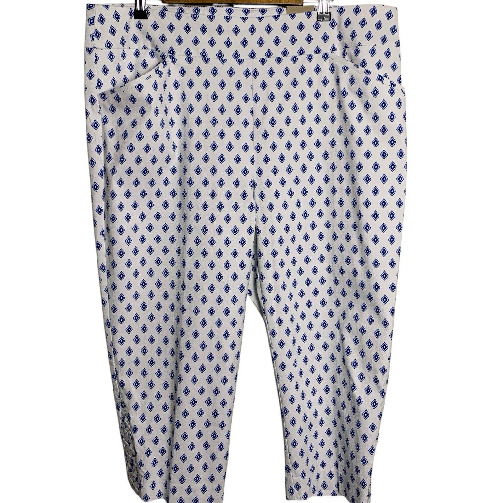 Chico’s Capri NWT Size 3.5 (18) Josie Stretch Capri Diamond Fusion Navy Peony