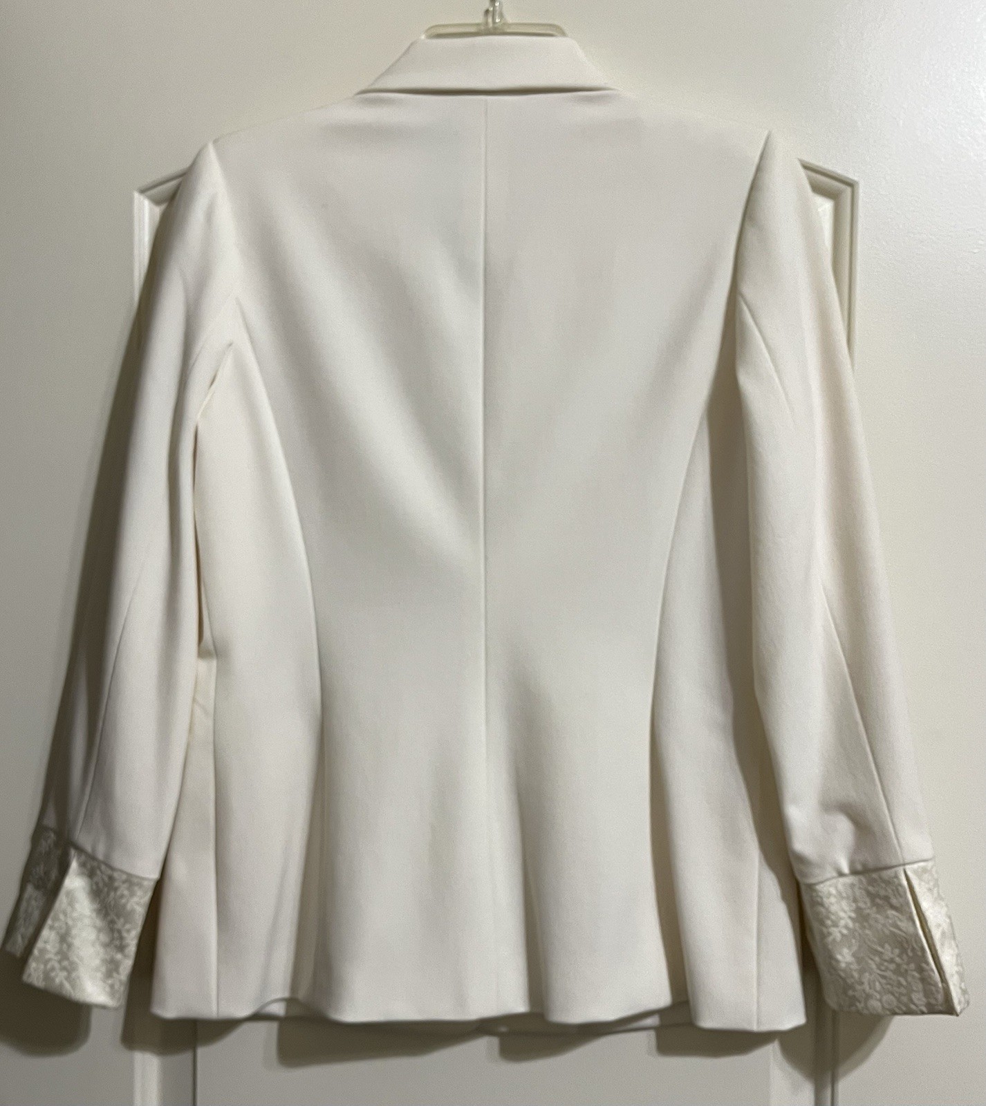 Apostrophe Women’s Blazer Jacket Ivory Crème 3 Button Closure Designed Cuff 6P
