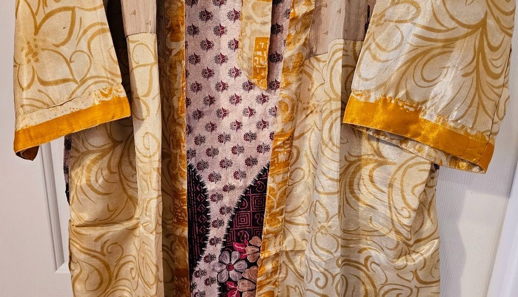 Art Silk Kimono Robe~ Women’s One Size~ Kimono w/Tie~ Floral, Sarees ~Beige ~NEW