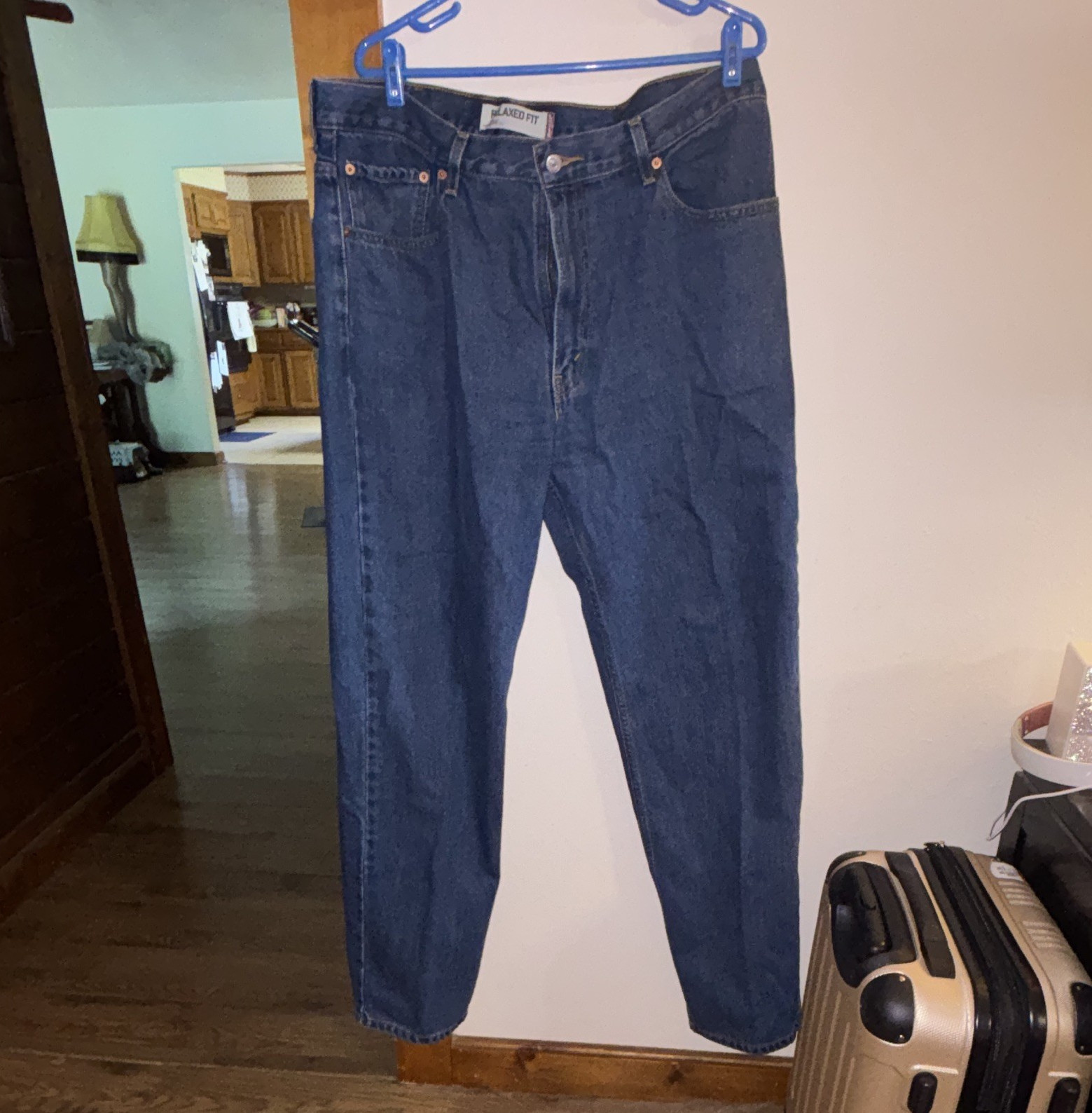 Levi’s Men’s Blue Denim Relaxed Fit Tapered Jeans 5-Pocket Medium Wash
