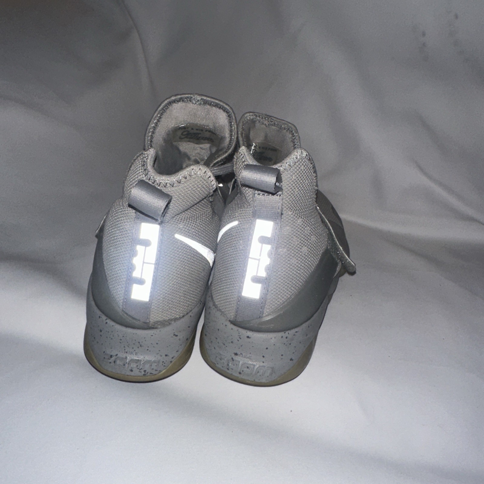 Nike Lebron XIV 14 Men US 9.5 Silver White Reflective Grey James 852405-007