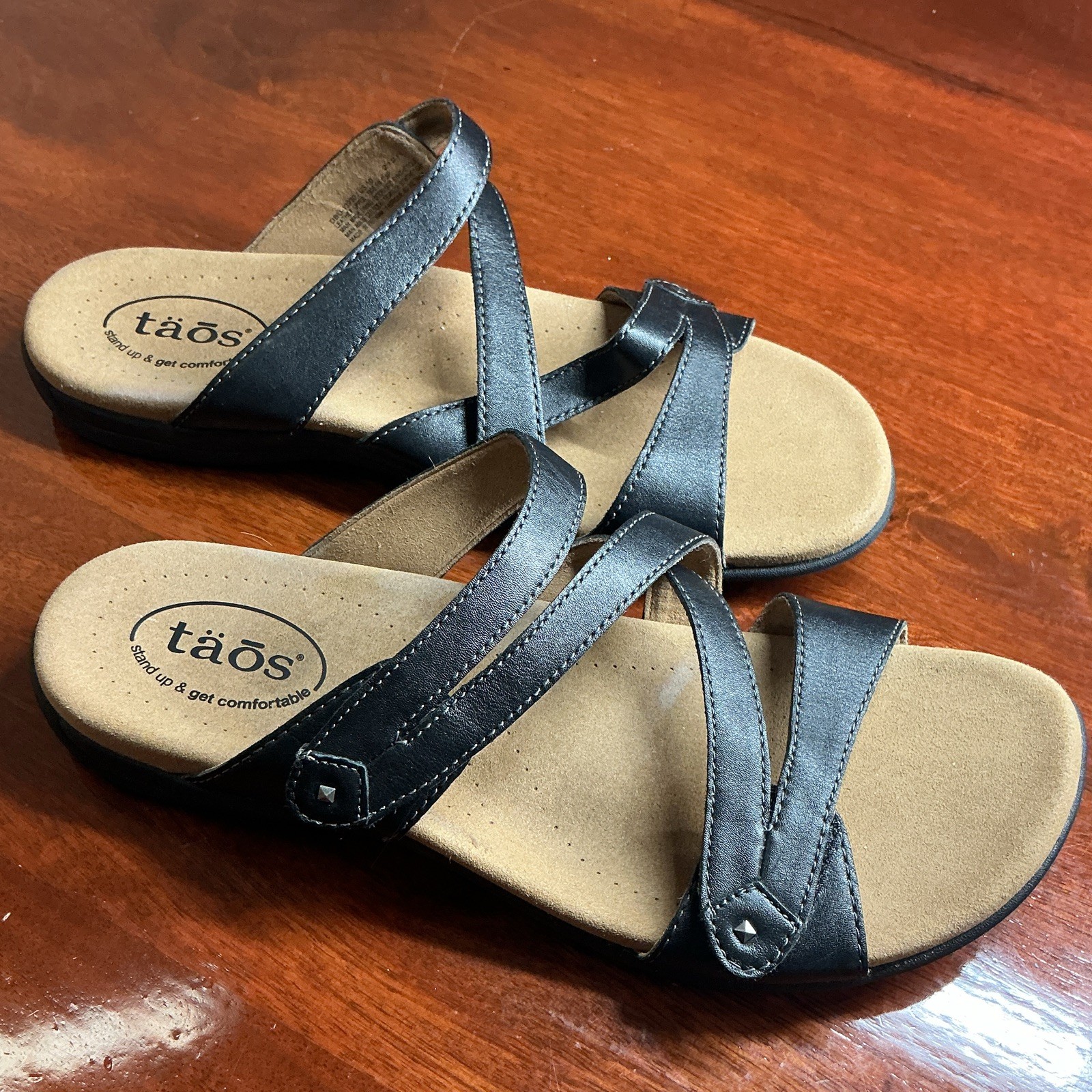 Taos Womens Strappy Slip-On Sandal Leather Black/Beige Quiet Luxury Casual US 10
