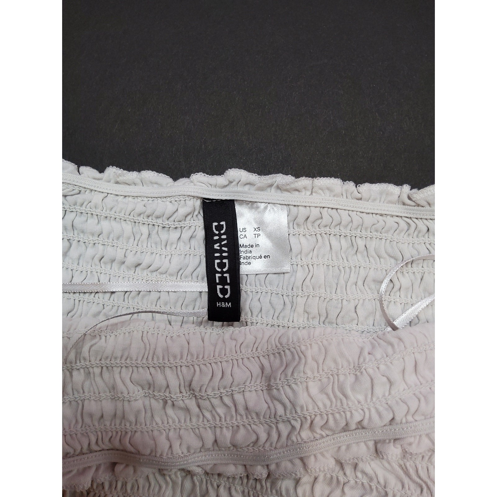 H & M DIVIDED STRETCH CROP TOP. WHITE SIZE XS