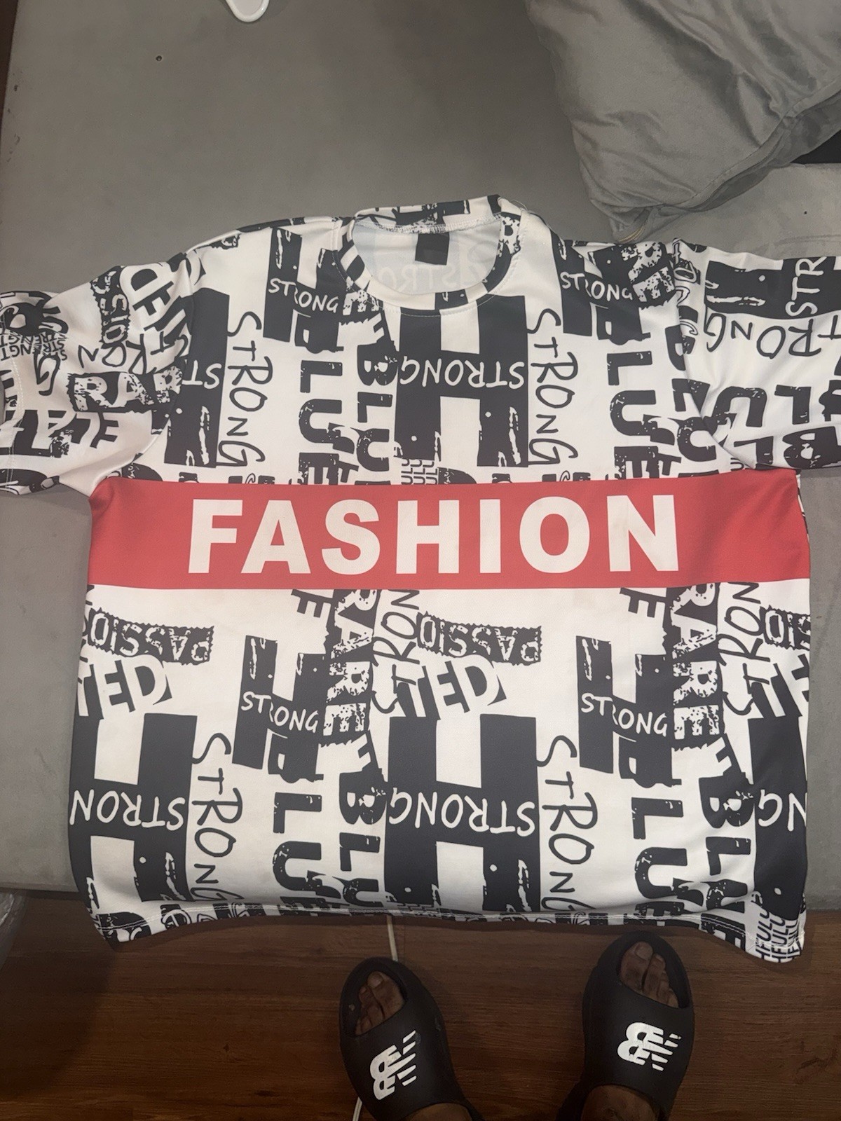Unisex White/Black/Red Crew Neck Short Sleeve Graphic Logo T-Shirt Size L