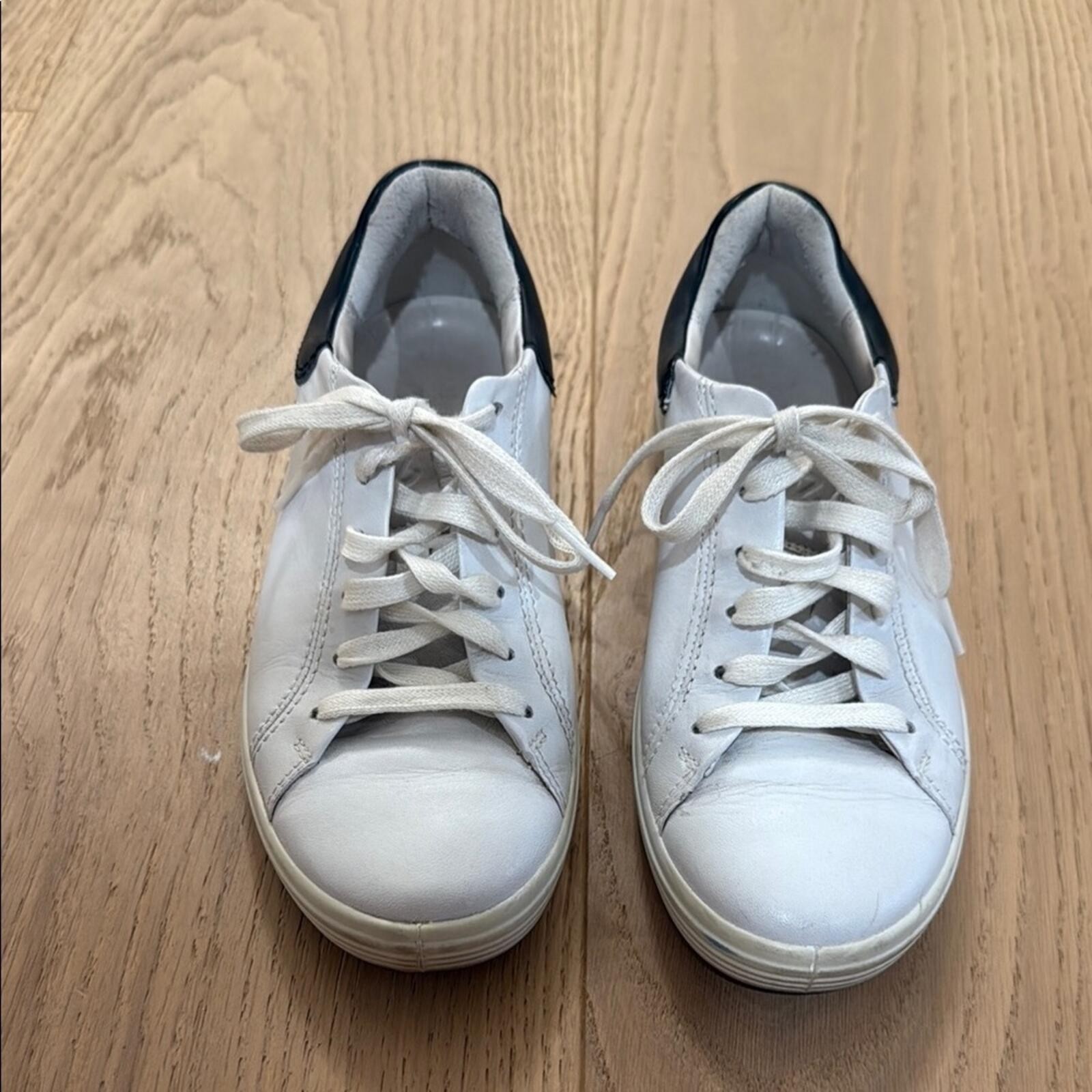 Ecco Soft Leather White Black Sneakers Women’s Size 5.5 Comfort Shoes