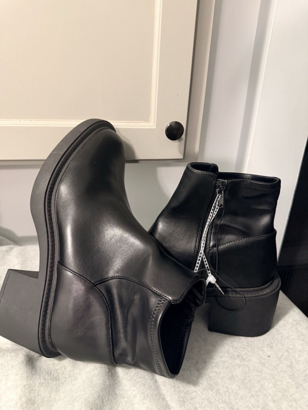 Steve Madden Women’s Chelsea Boots with Block Heal In Black Size 11.6 M US NWT