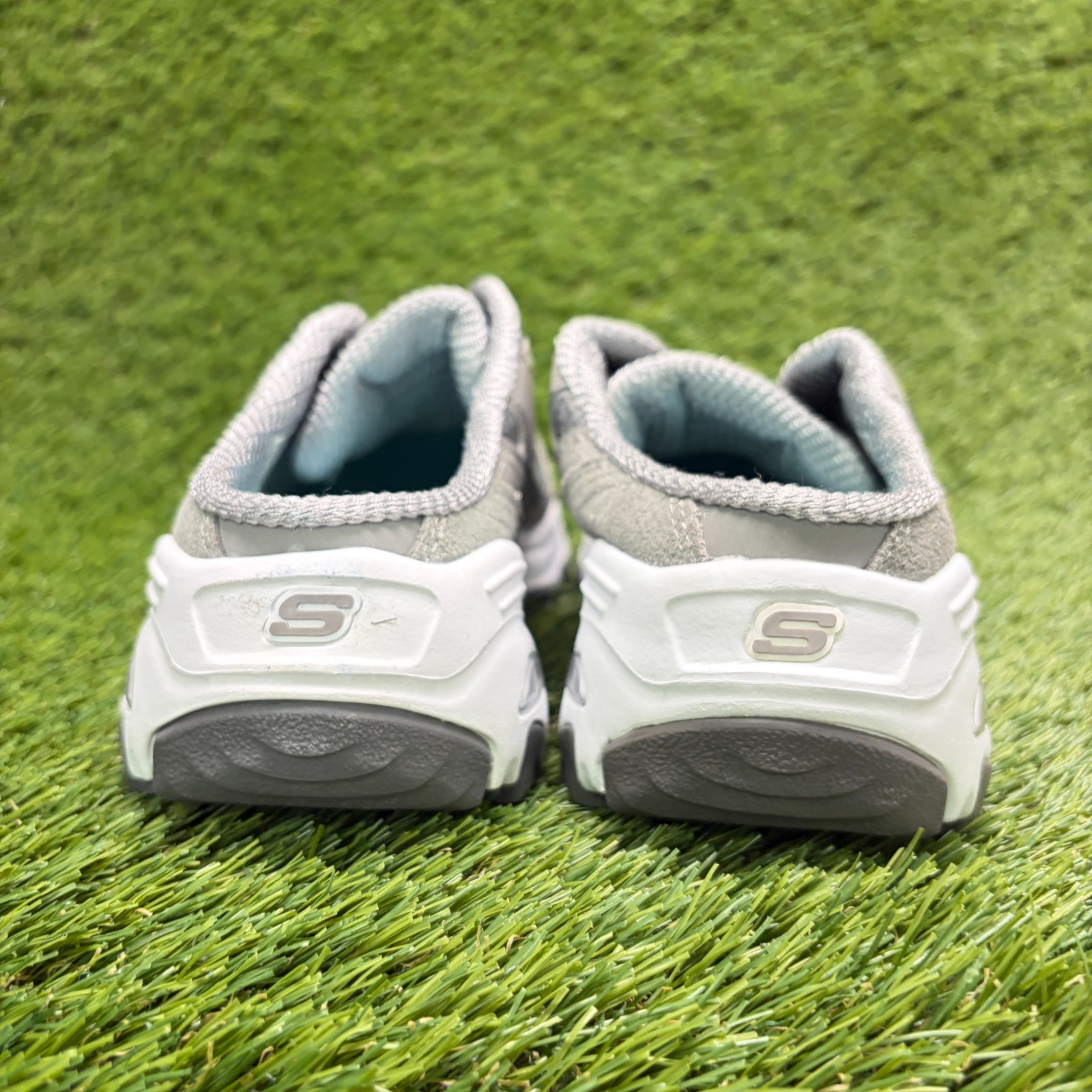 Skechers D’Lites Resilient Womens Size 7 Gray White Athletic Slip On Mule Shoes