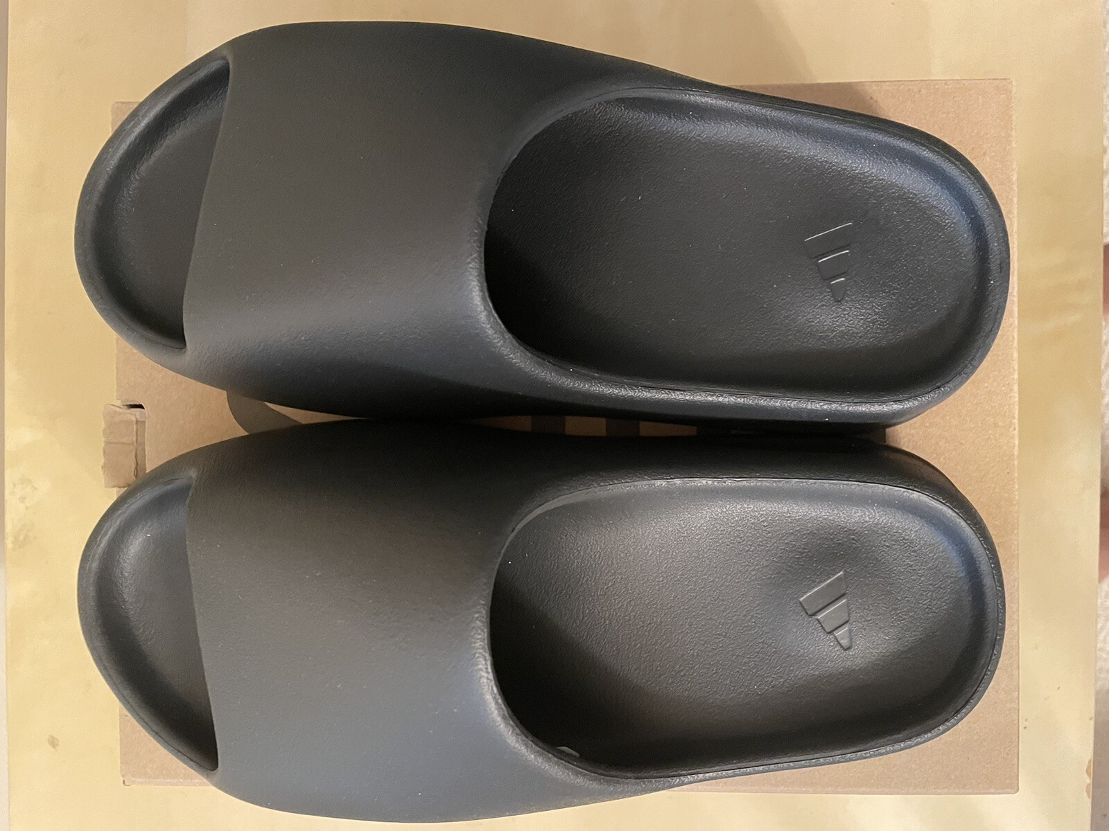 YEEZY SLIDE ONYX SIZE 8
