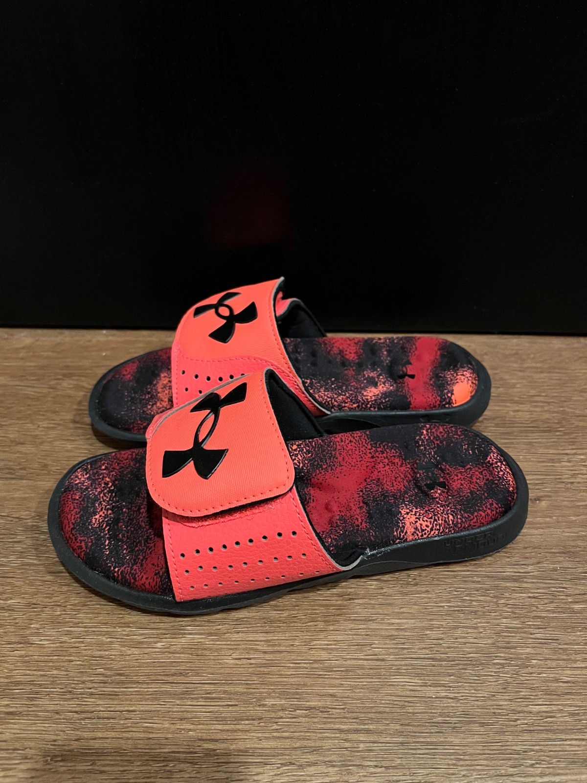Under Armour UA Ignite Pro Boys Slides new (only tried on) US size 1Y Red/Black
