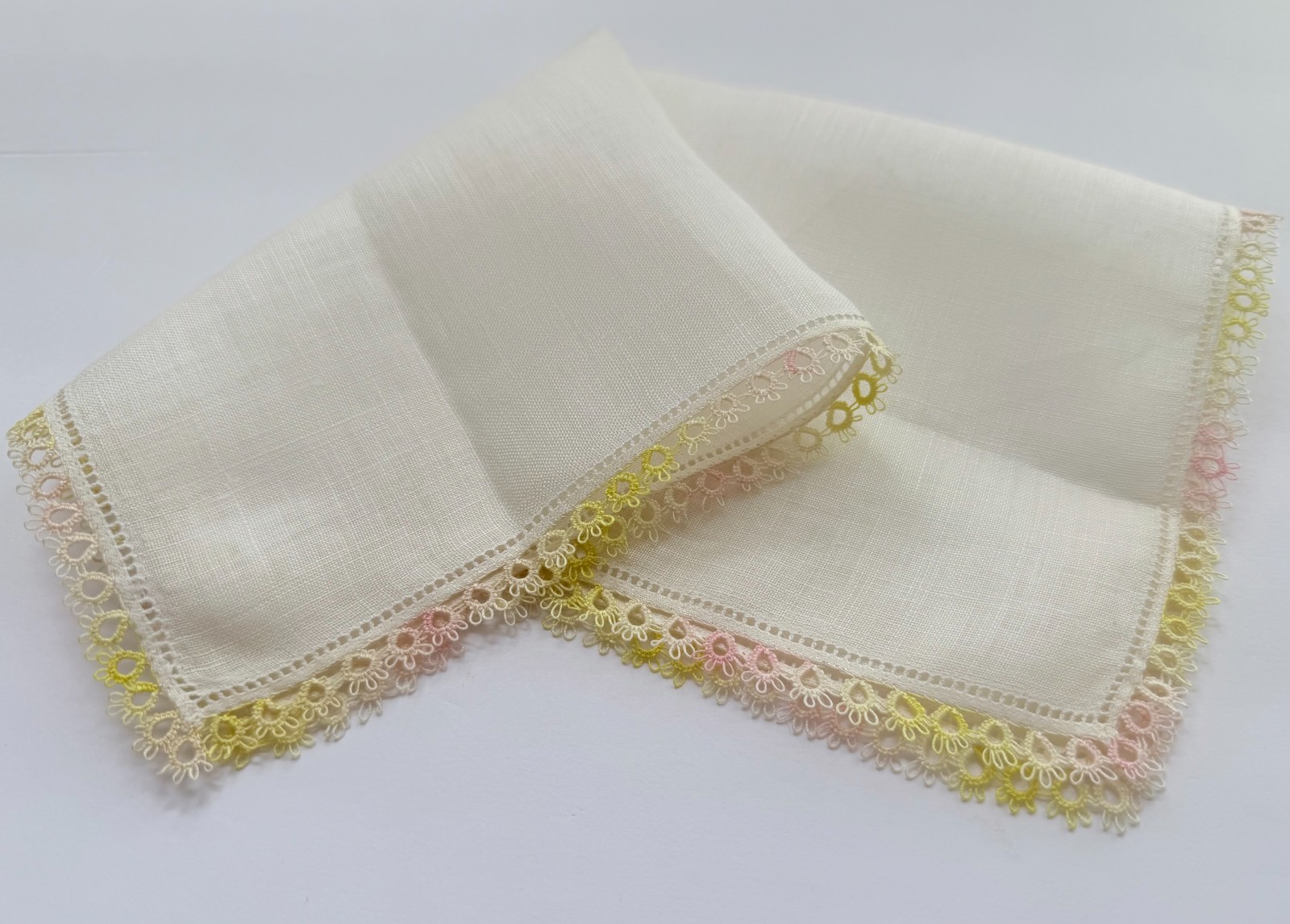 VINTAGE 1940s HANKY IVORY IRISH LINEN HAND CROCHET TATTED EDGING IN YELLOW PINK