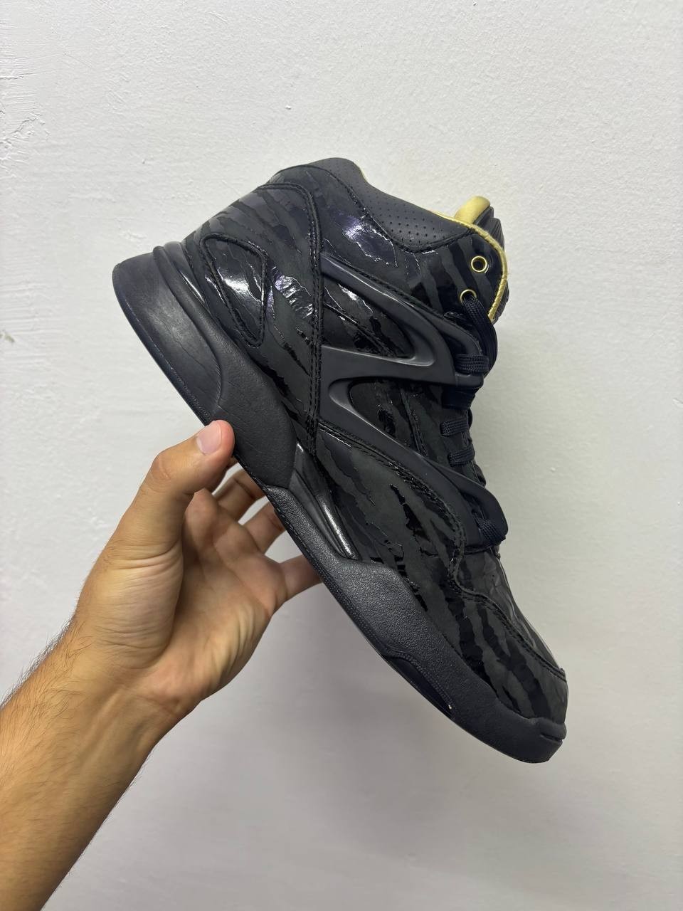Reebok Pump Omni Lite Year of the Tiger Men US 10 Black Gold Basketball