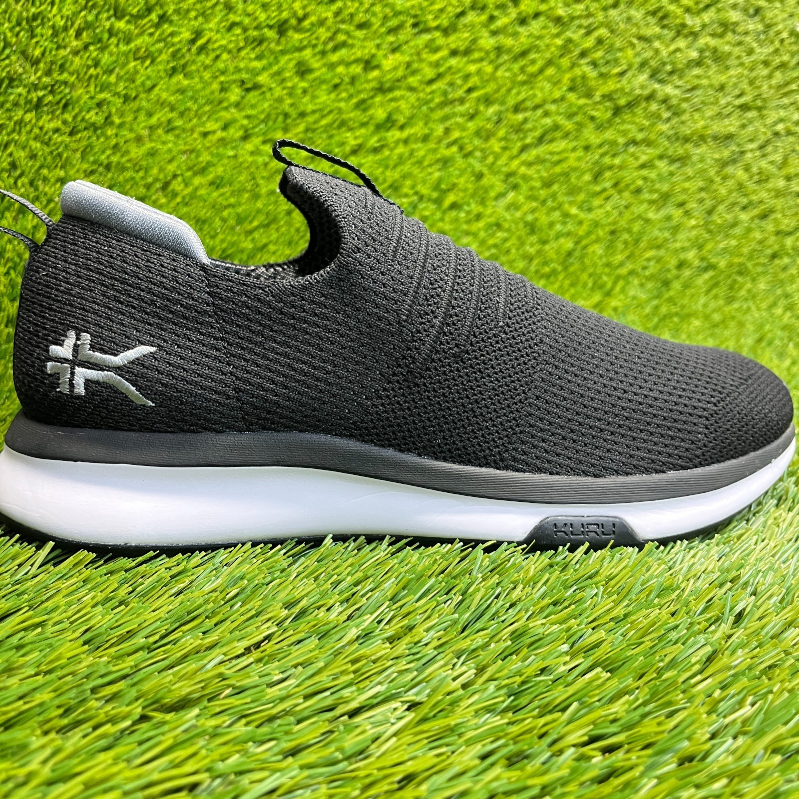 Kuru Atom Slip-On Mens Size 8 Black White Athletic Walking Shoes Sneakers