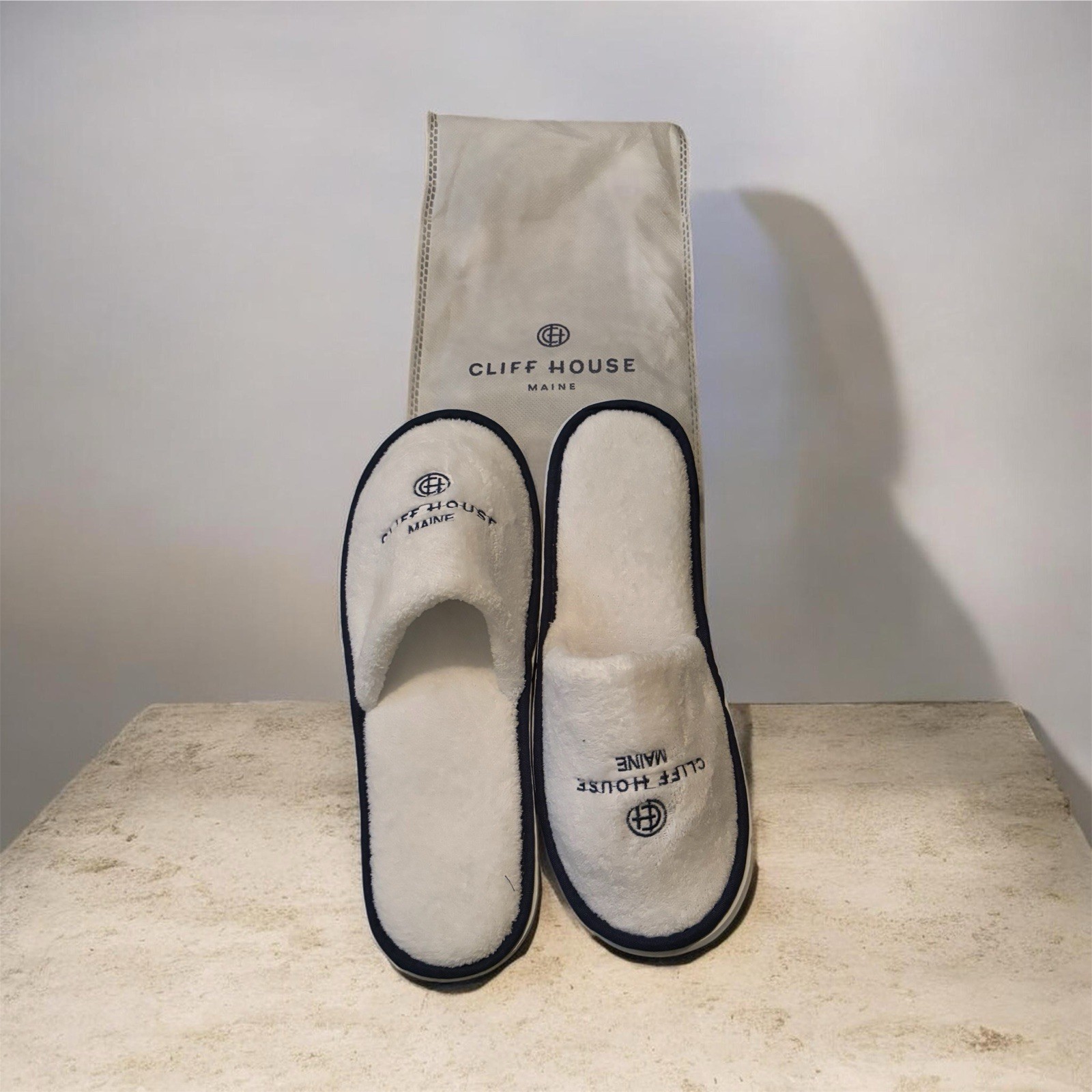 Cliff House Maine Resort Slippers w/ Carrying Bag – White & Blue – Size XL