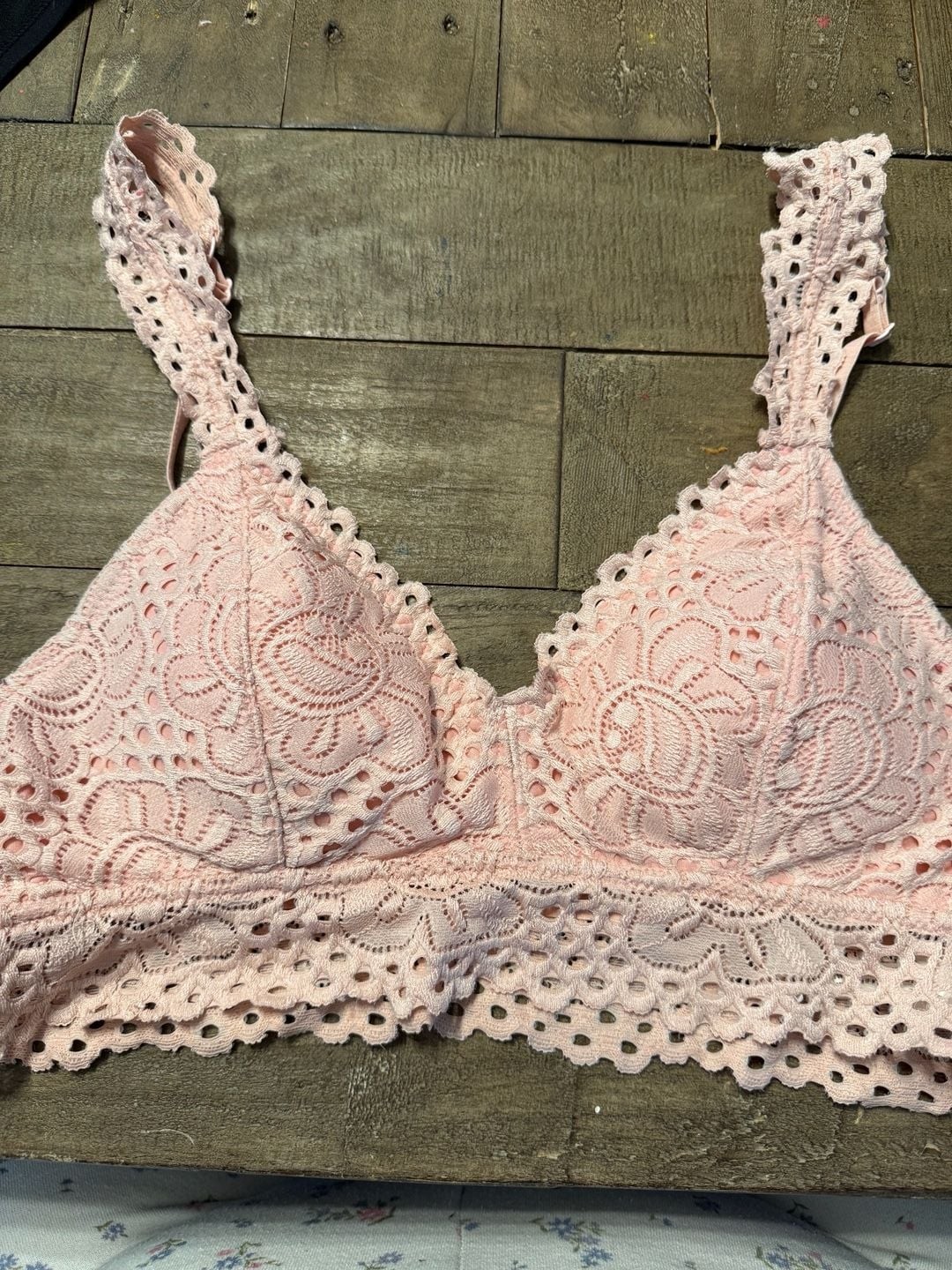 Aerie Scalloped Floral Lace Bralette in Light Pink