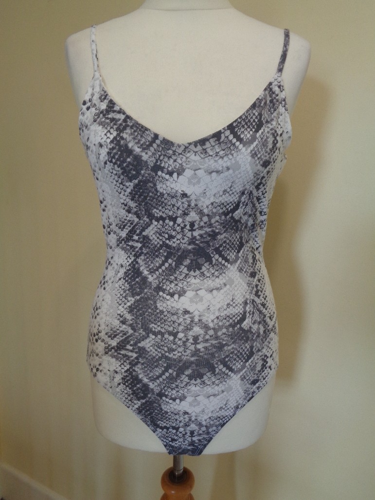 RIVER ISLAND BRAND NEW WHITE AND GREY SNAKESKIN PRINT BODYSUIT – SIZE 10