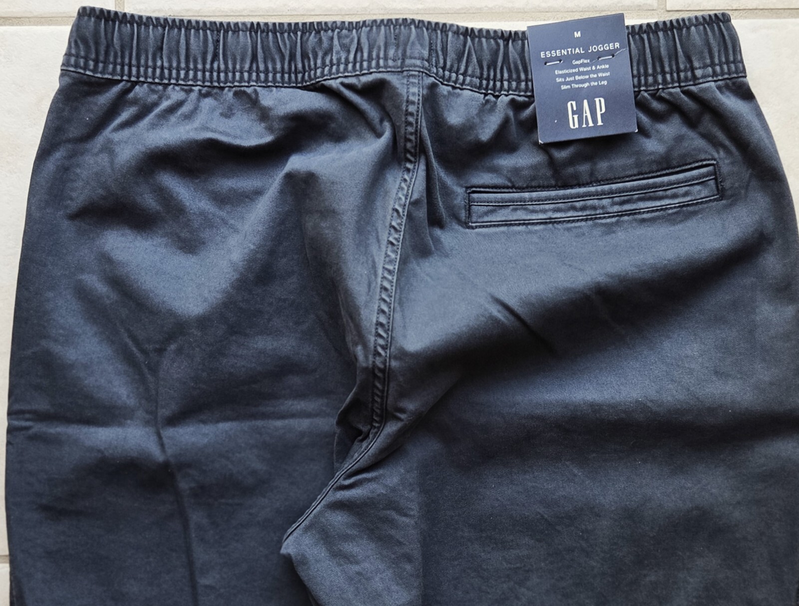 Brand New GAP Men’s Size M (W32 to W34) Chino Jogger Pants in Dark Charcoal Gray
