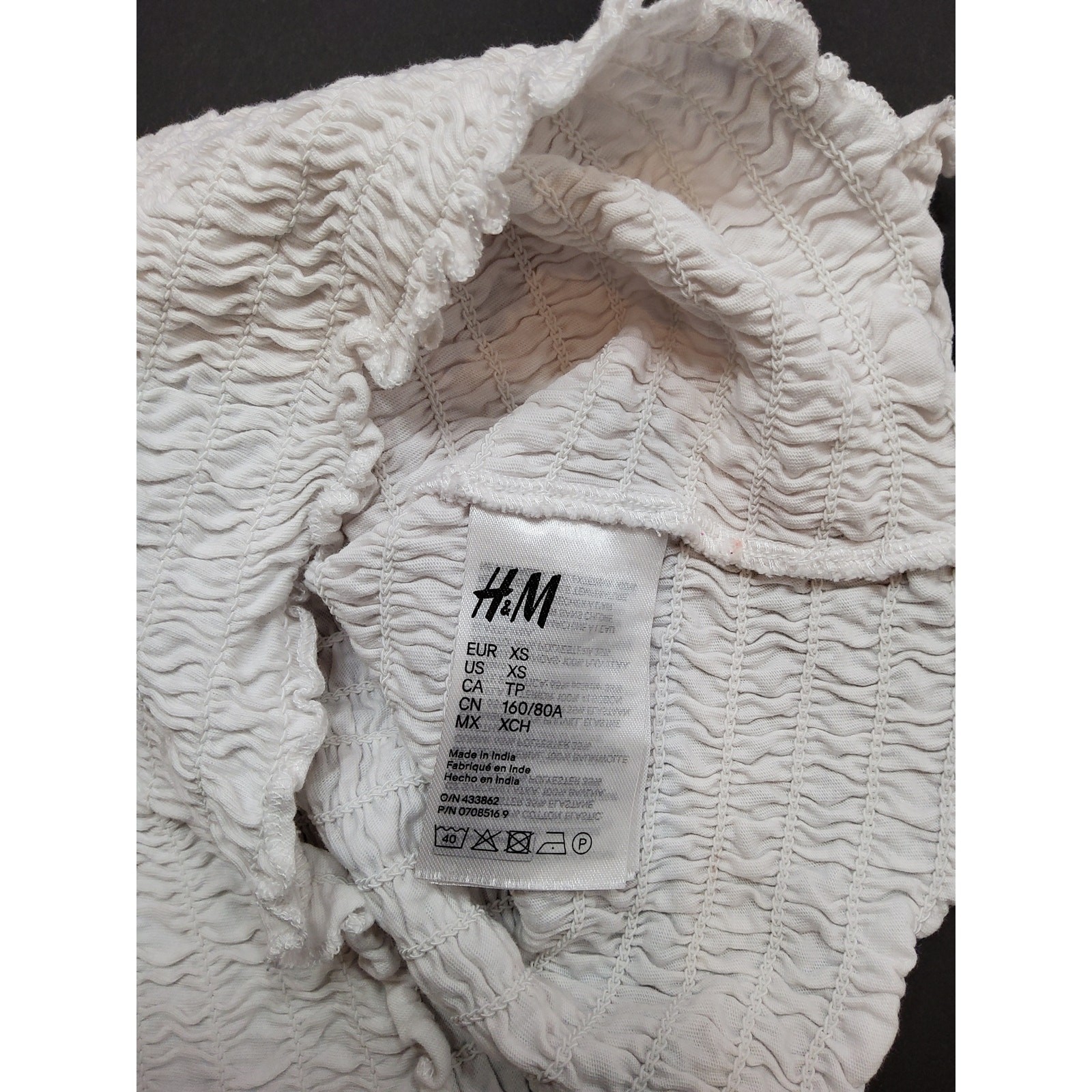 H & M DIVIDED STRETCH CROP TOP. WHITE SIZE XS
