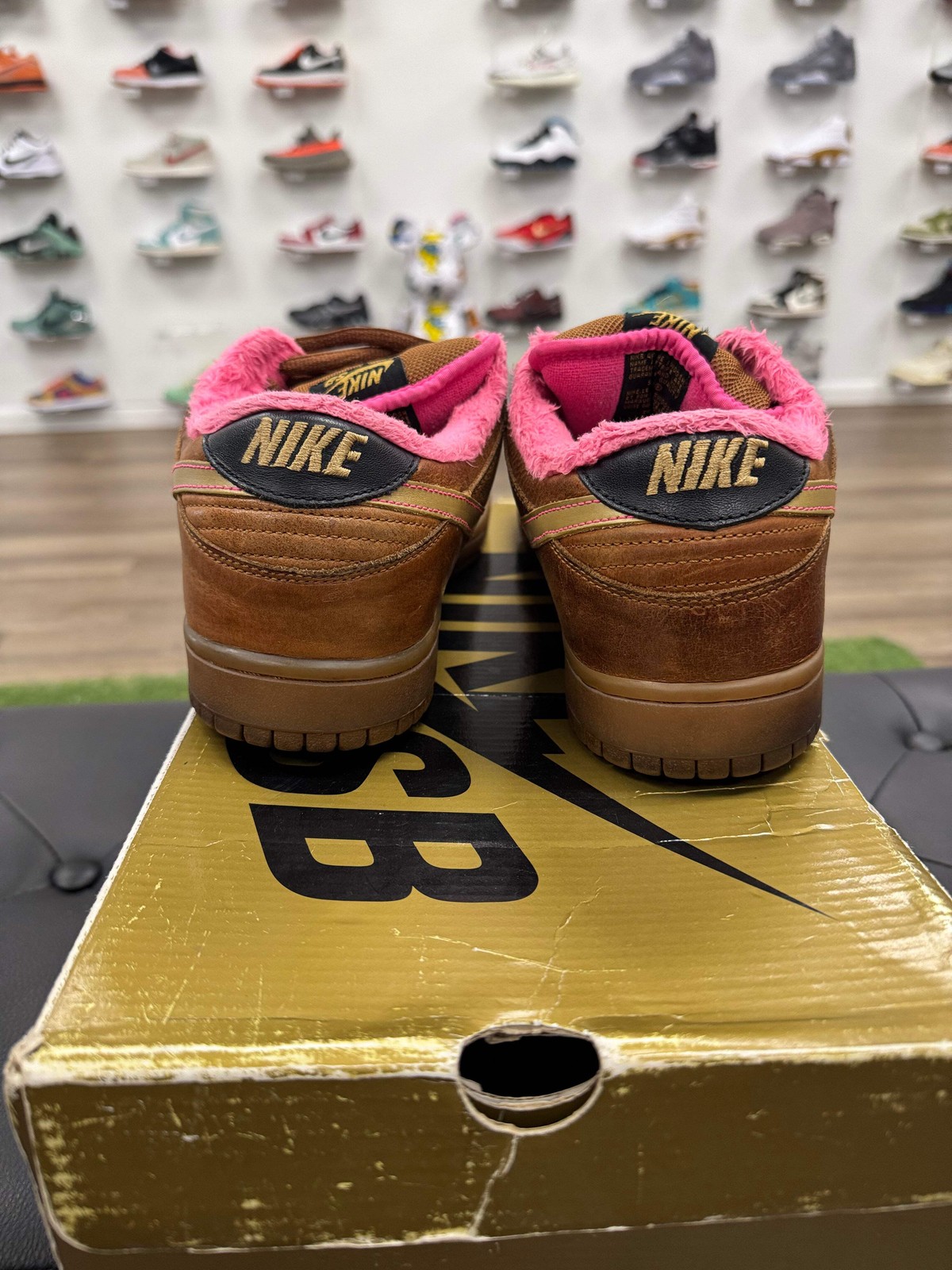 Nike SB Dunk Low Gibson Guitar Case – Size 11 (U)
