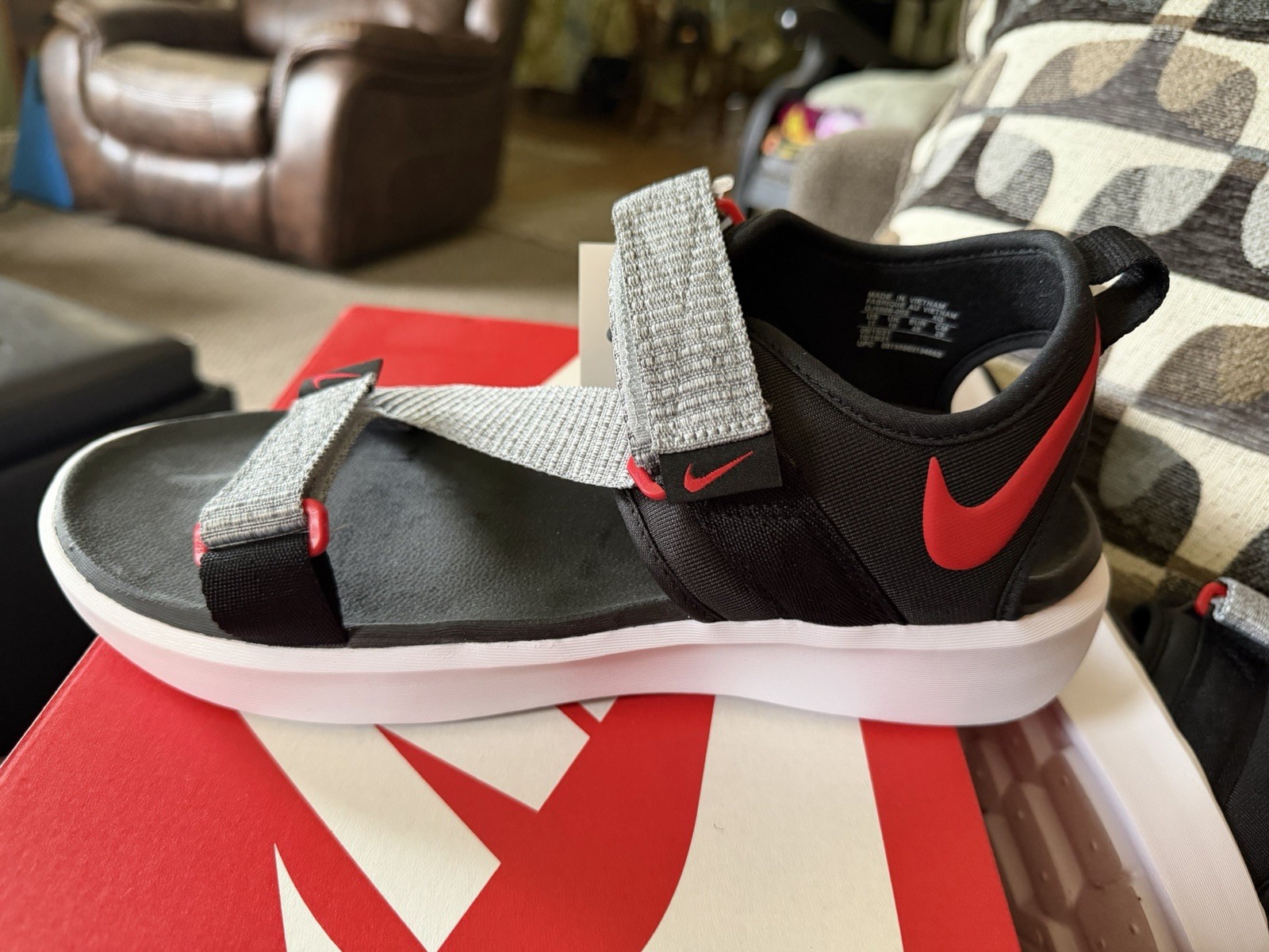 Size 11 – Nike Vista Sandals Men’s Blk/Gry/Red DJ6606-002