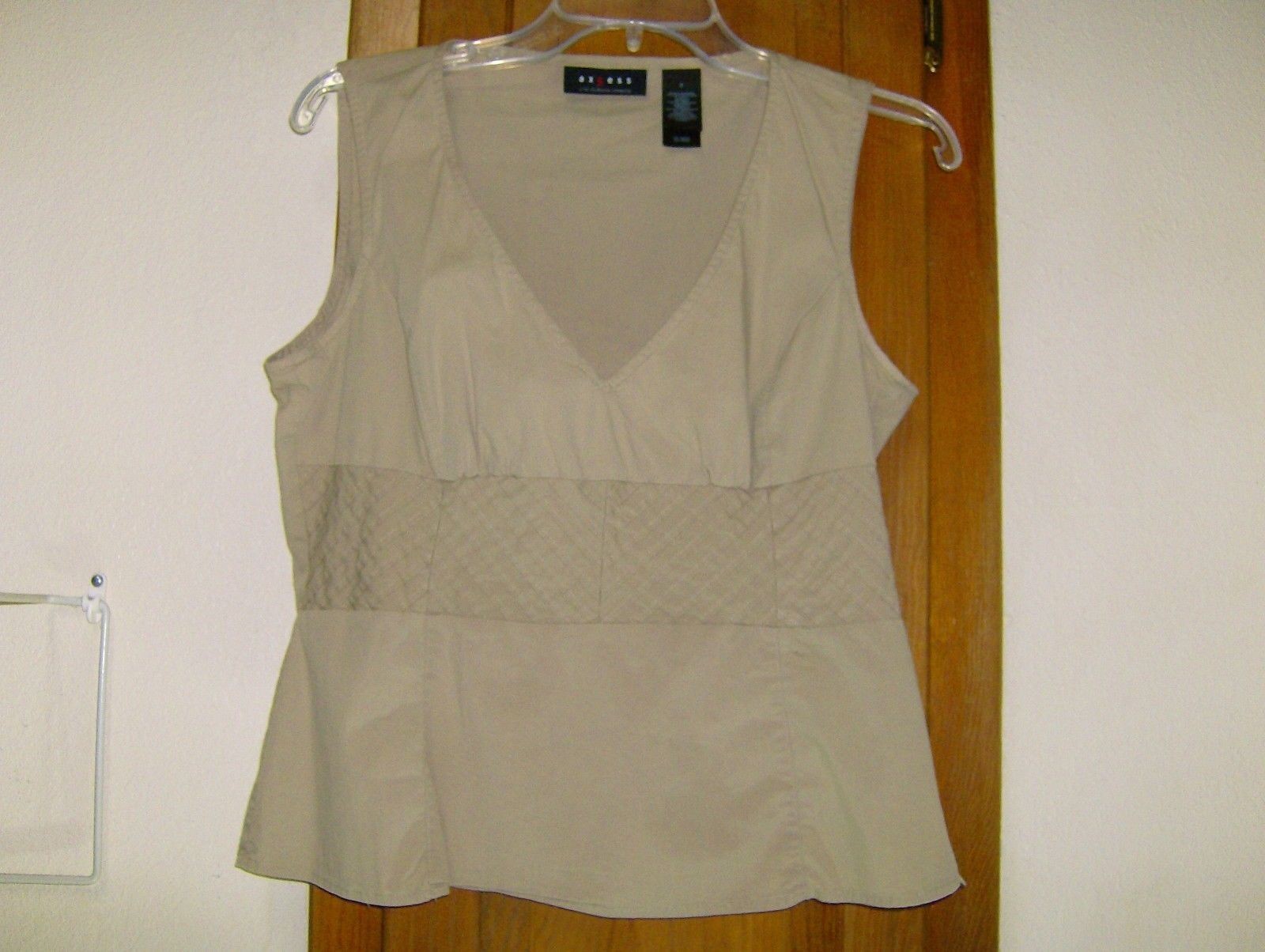 AXCESS Very Cute Tan Sleeveless V-neck Top With Zipper on the Side – Size 8