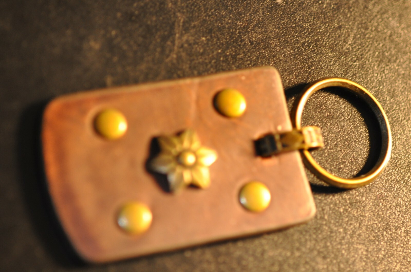 DECORATED LEATHER MEDIUM BROWN KEY CHAIN! CC472XXN