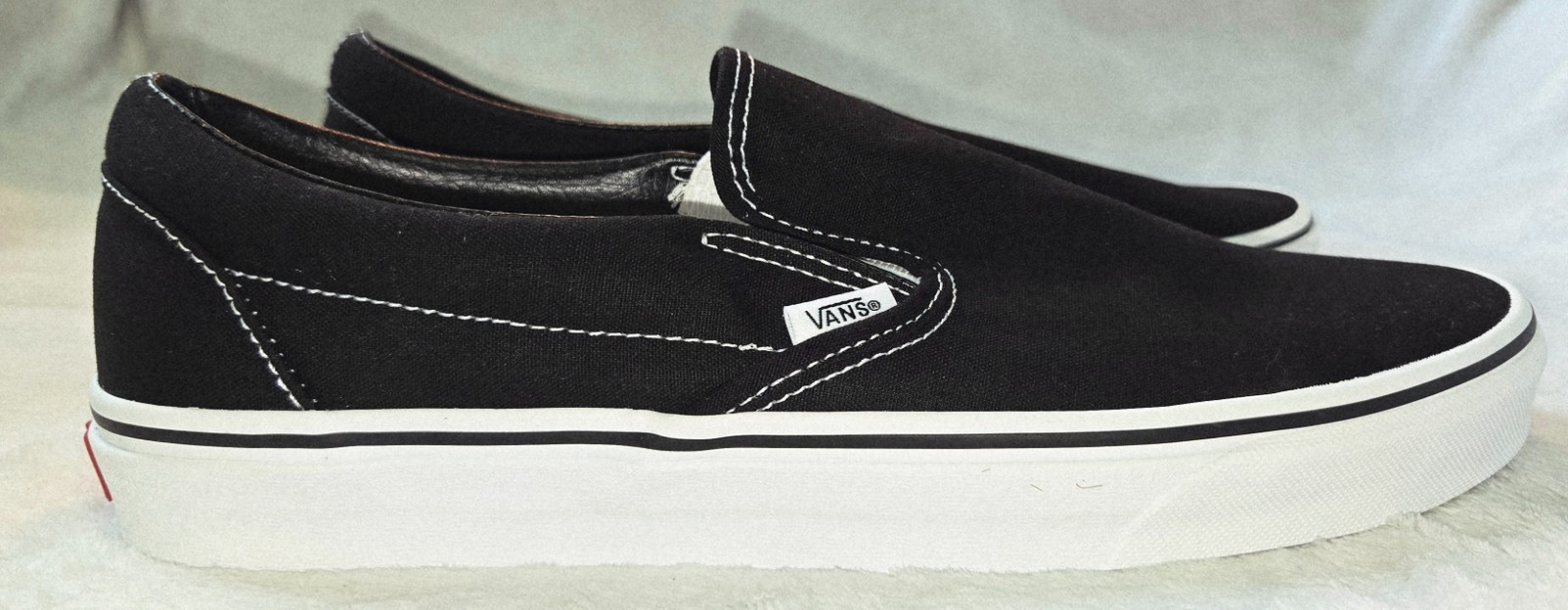 VANS Classic Slip-On Black/White Low Top Solid Sneaker, Unisex Adult Skate