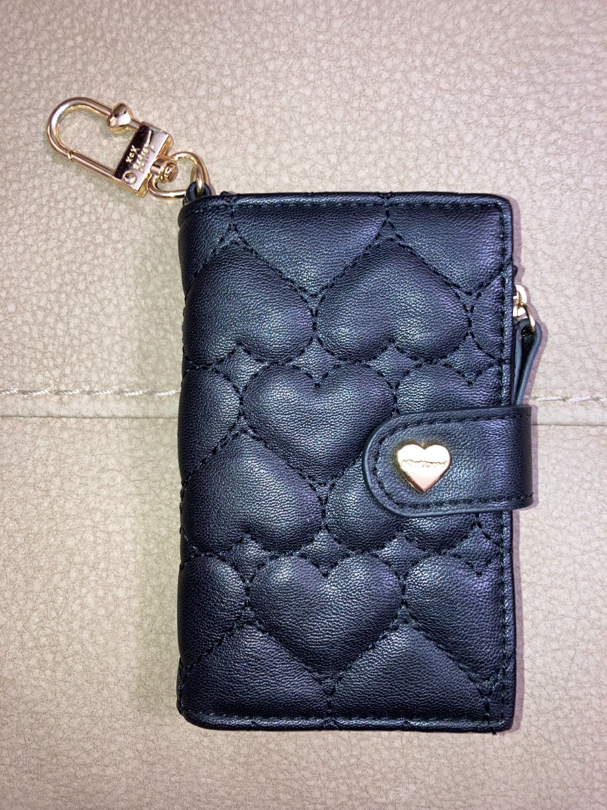 BETSEY JOHNSON_LUV BETSEY_BLACK XOX HEART QUILTED BI-FOLD WALLET