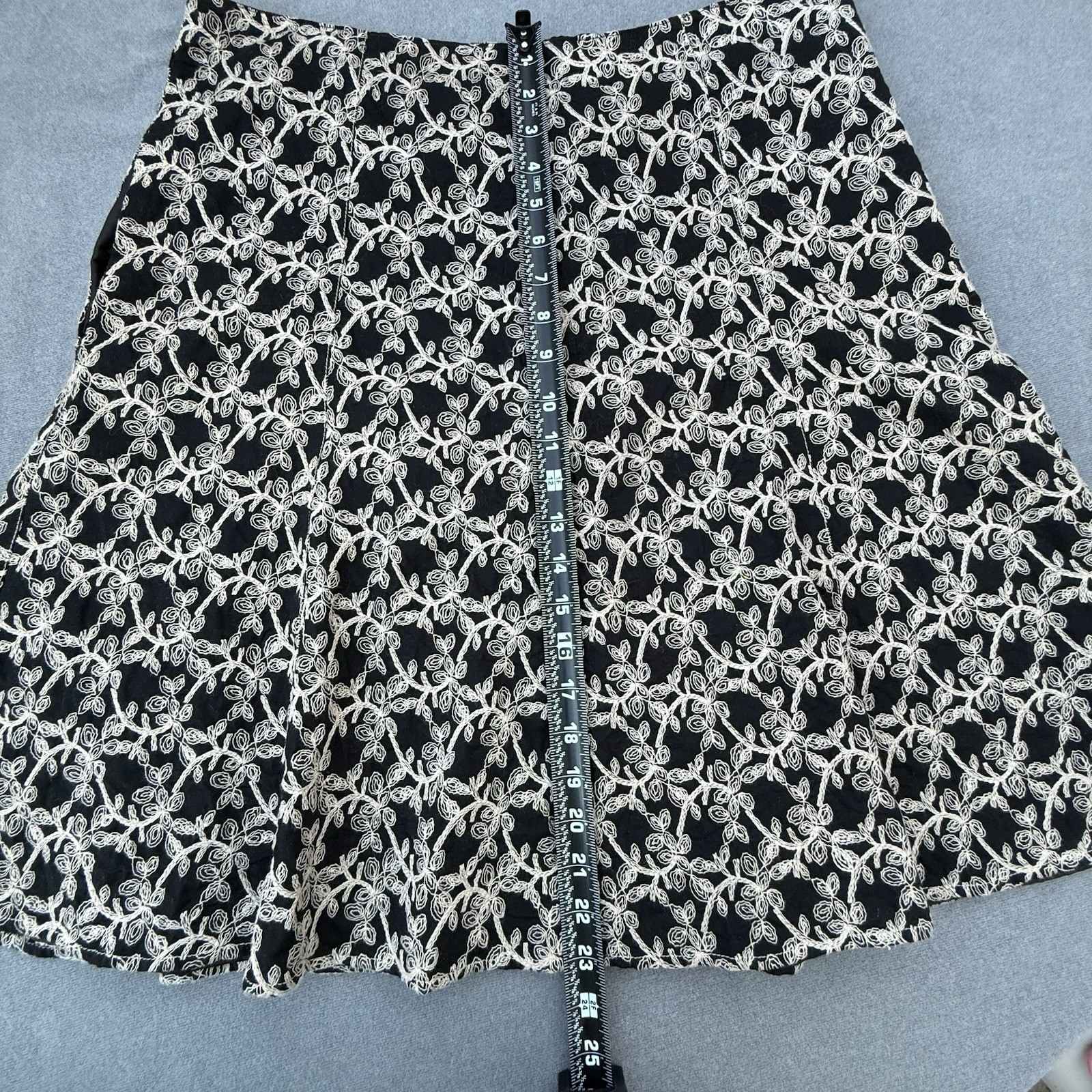 Axcess Black White Embroidered Floral A-Line Knee Length Skirt Size 12 Lined