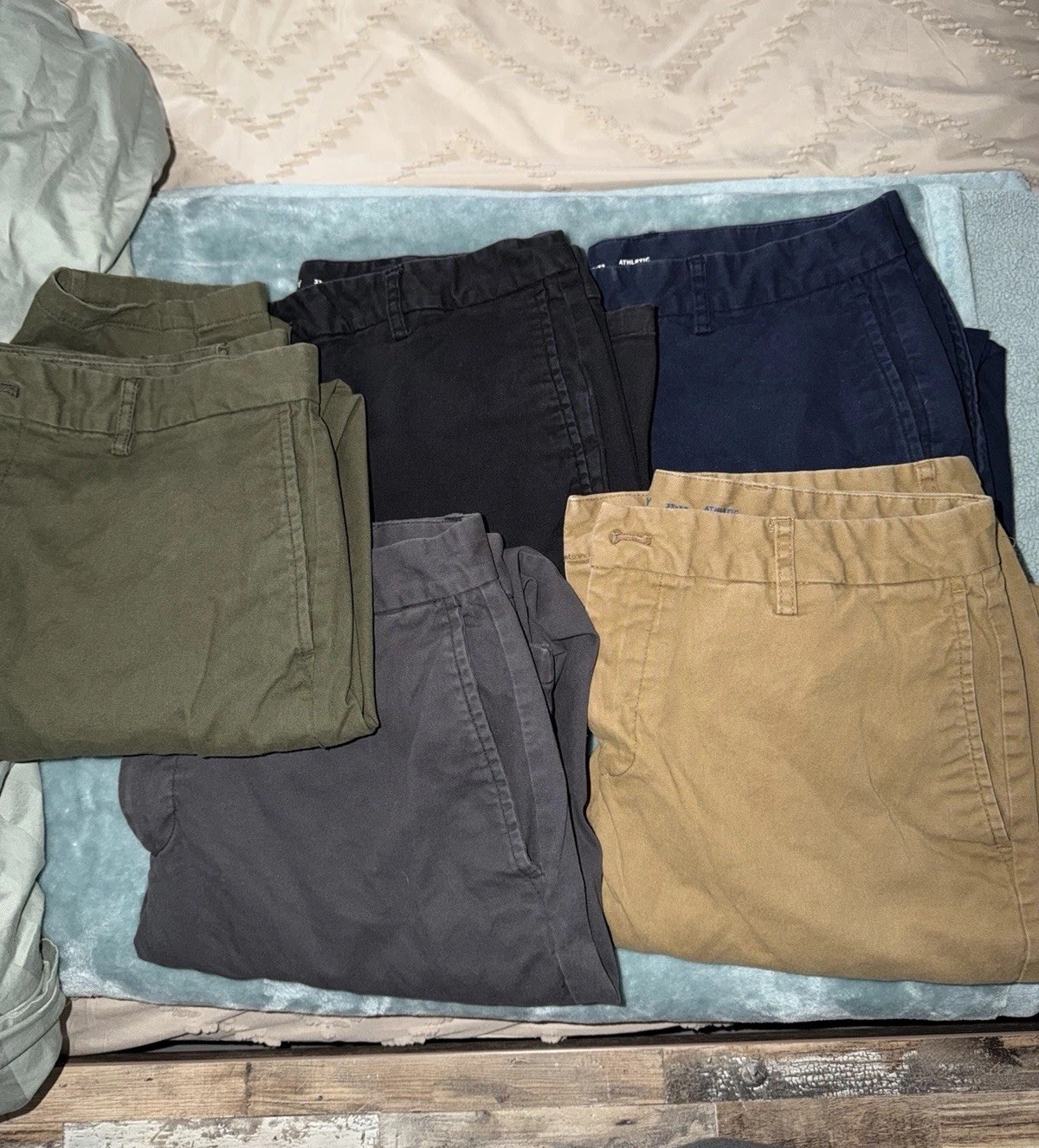 5 pairs of Old Navy Athletic Khakis Men’s Size 33 x 32 (READ DESCRIPTION)