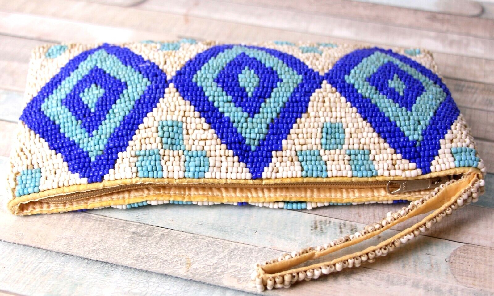 VINTAGE 4 3/4″x9″ BEADWORK BEIGE BLUE WHITE ZIP TOP SMALL LINED CLUTCH WRISTLET