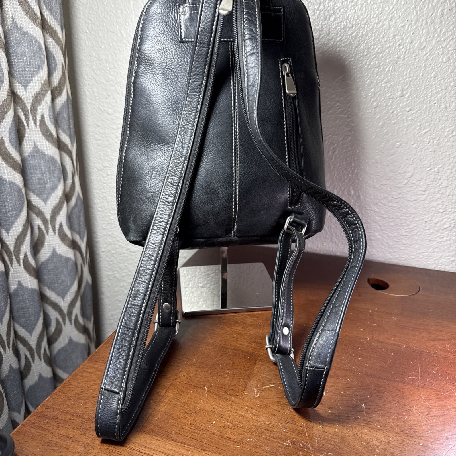 Le Donne Genuine Leather Zip Sling Or Backpack Black