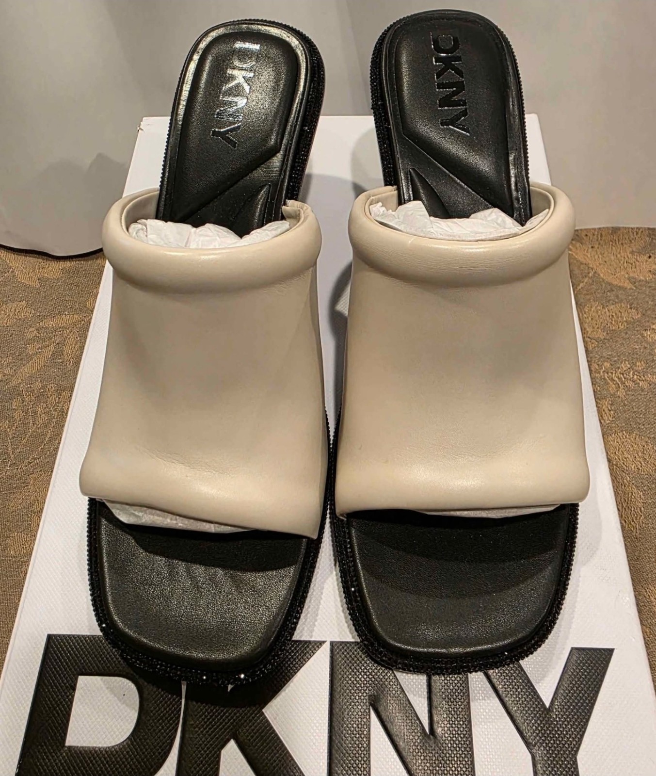 DKNY Women’s Reading Evening Heeled Sandal Mule – Soft White – New In Box