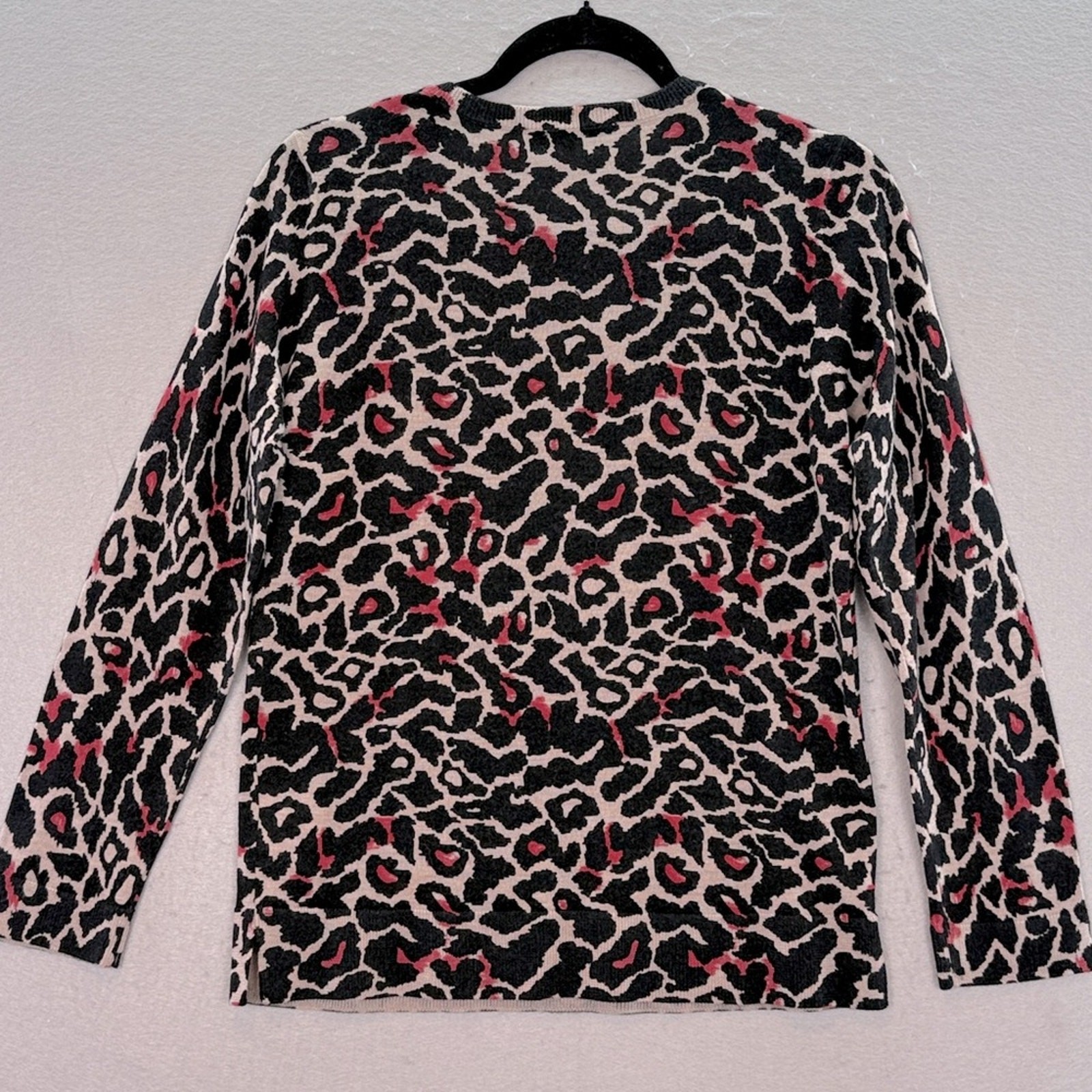 Gerard Darrel – women’s 100% wool V – neck line sweater Leopard print size 1 /M