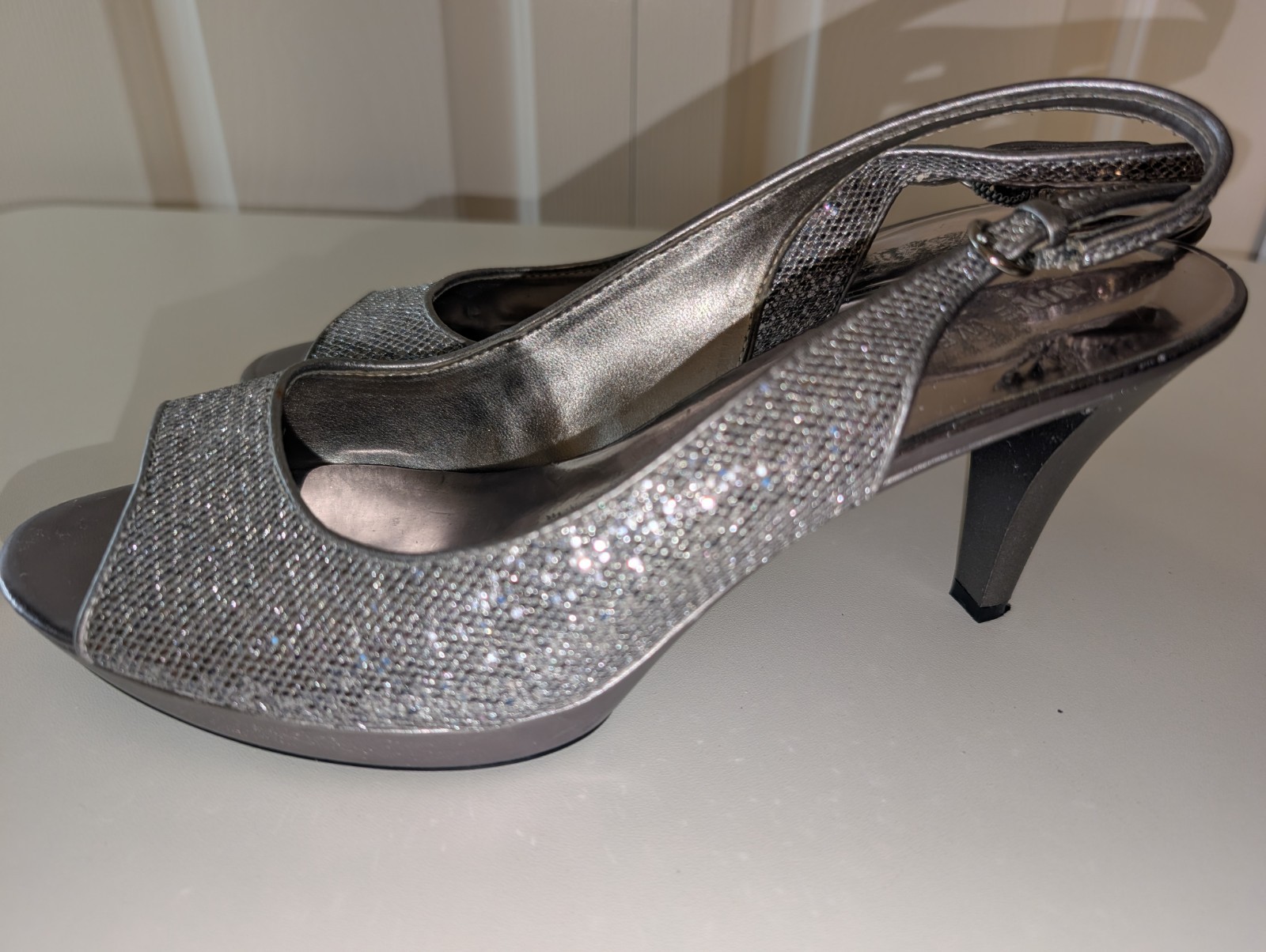 Nine West Sharina Silver Glitter Slingback Peep Toe Heels Size 9.5M Evening Shoe