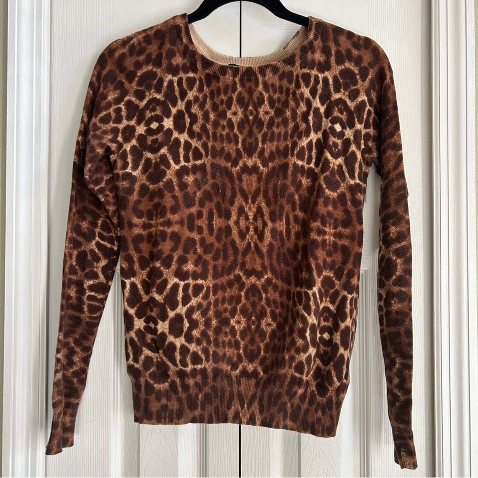 100% Cotton Classic Leopard Print Crewneck Long Sleeve Sweater